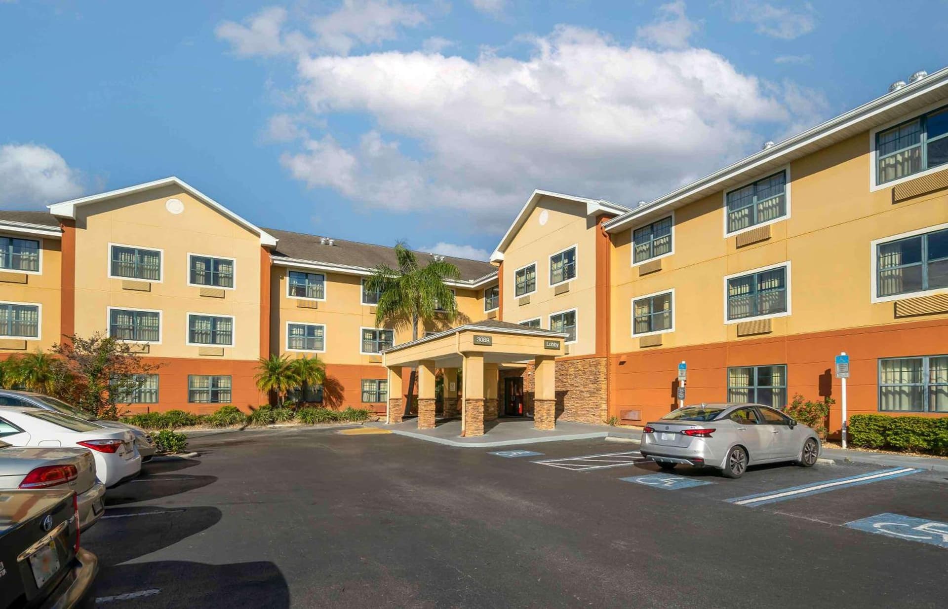 Extended Stay America Suites - St Petersburg - Clearwater - Executive Dr interior in Clearwater, FL — gallery photo 2