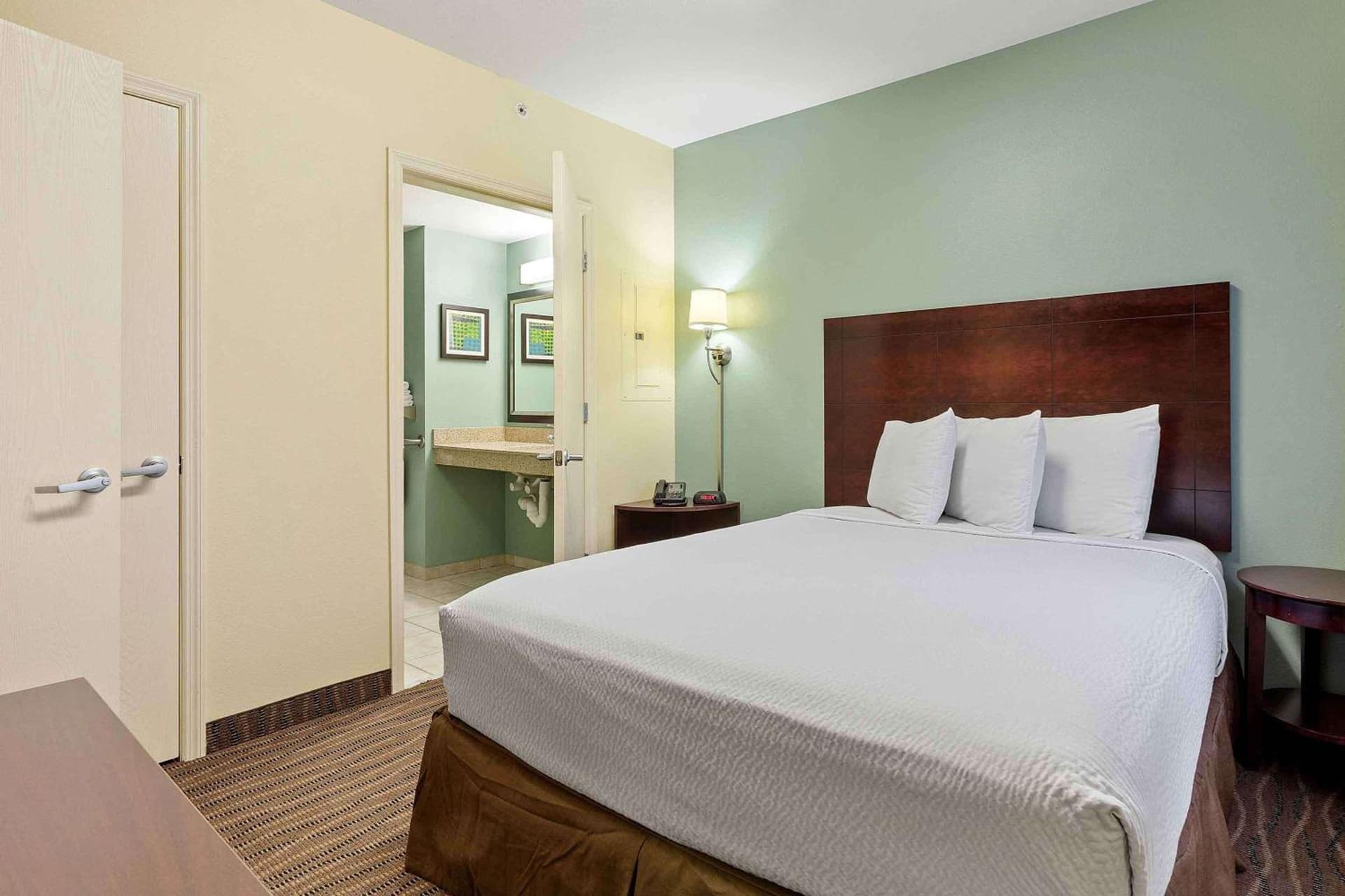Extended Stay America Premier Suites Lakeland I4 gallery photo in Lakeland, FL — image 19