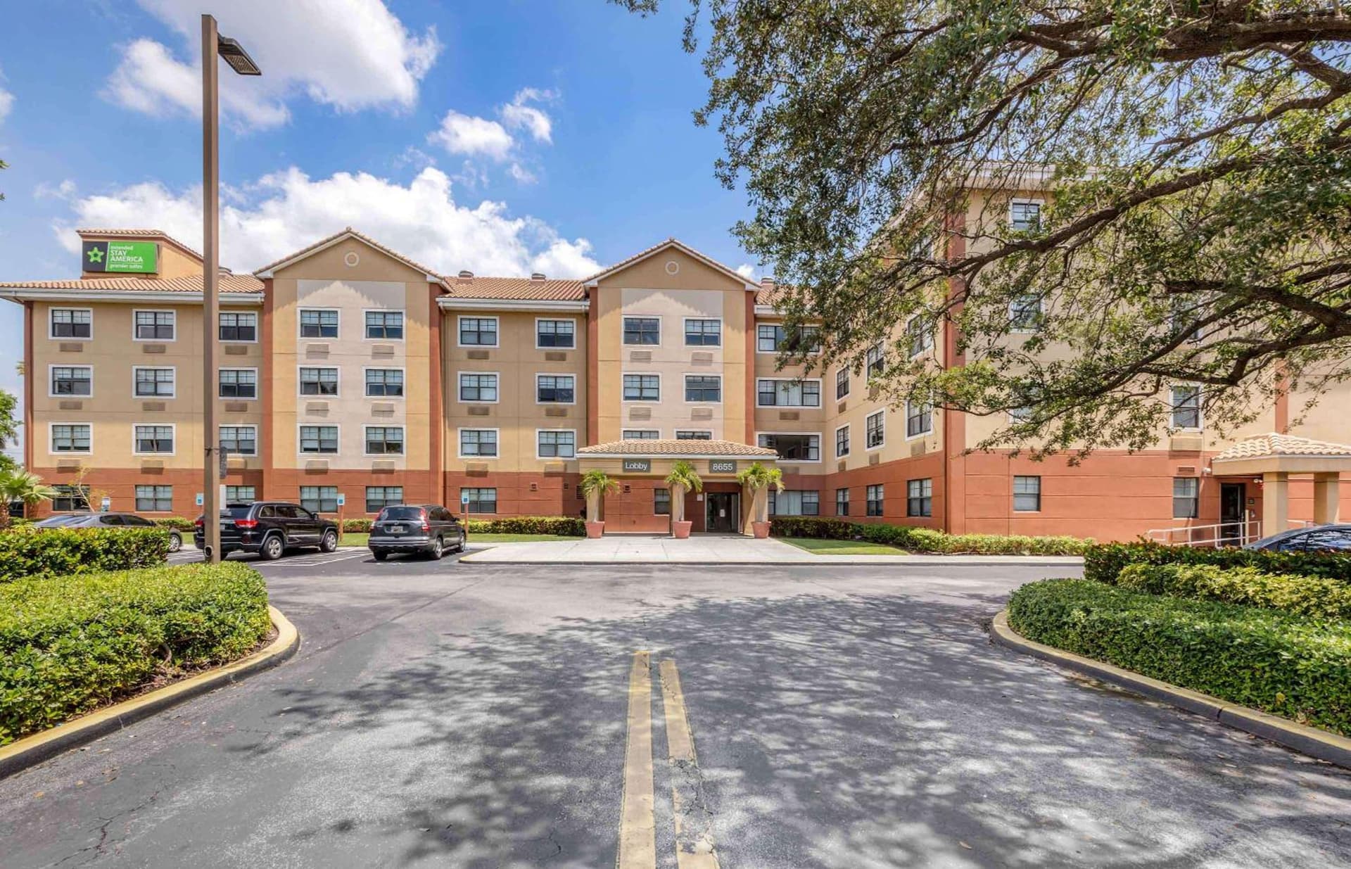 Extended Stay America Premier Suites - Miami - Airport - Doral - 87th Avenue South interior in Miami, FL — gallery photo 2