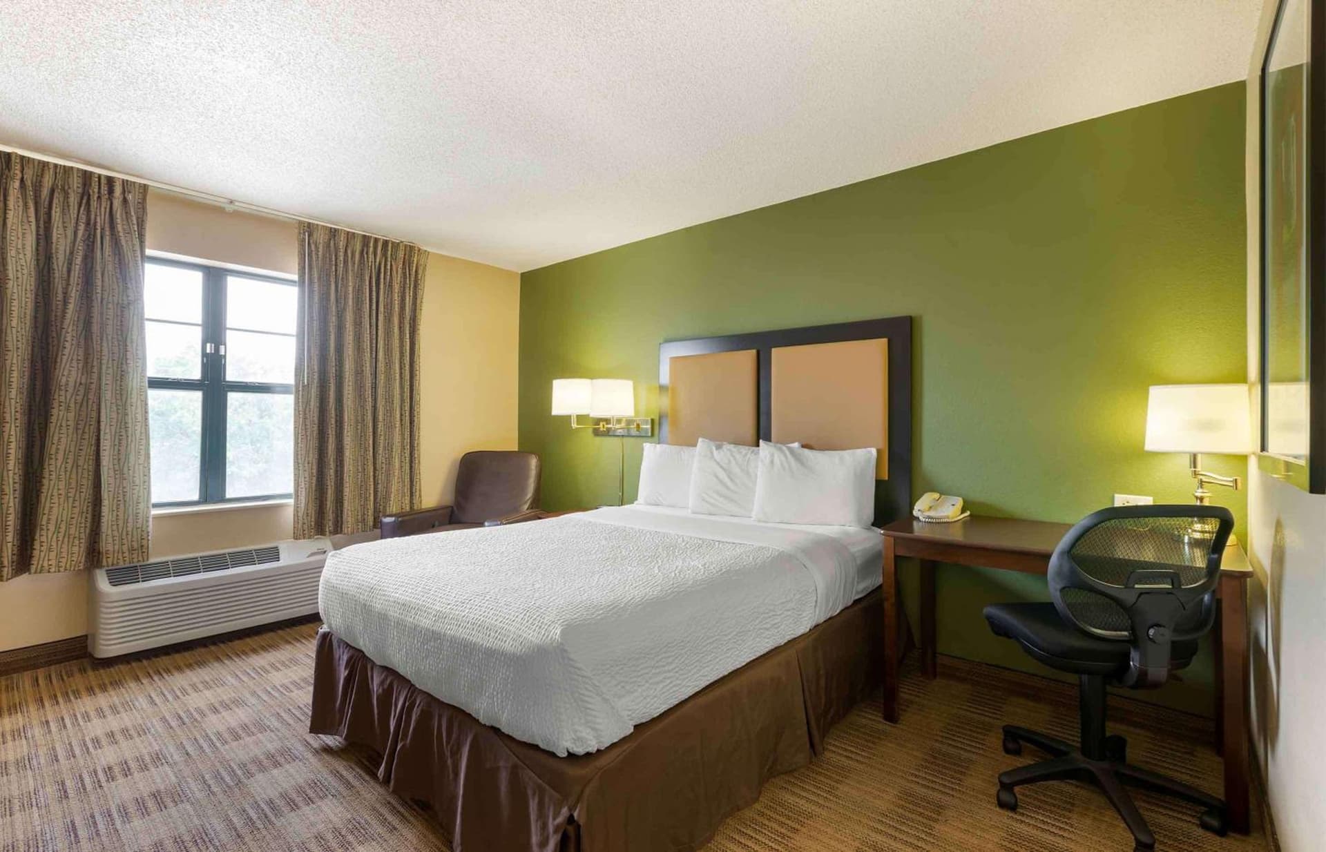 Extended Stay America Select Suites - Des Moines - Urbandale interior in Clive, IA — gallery photo 2