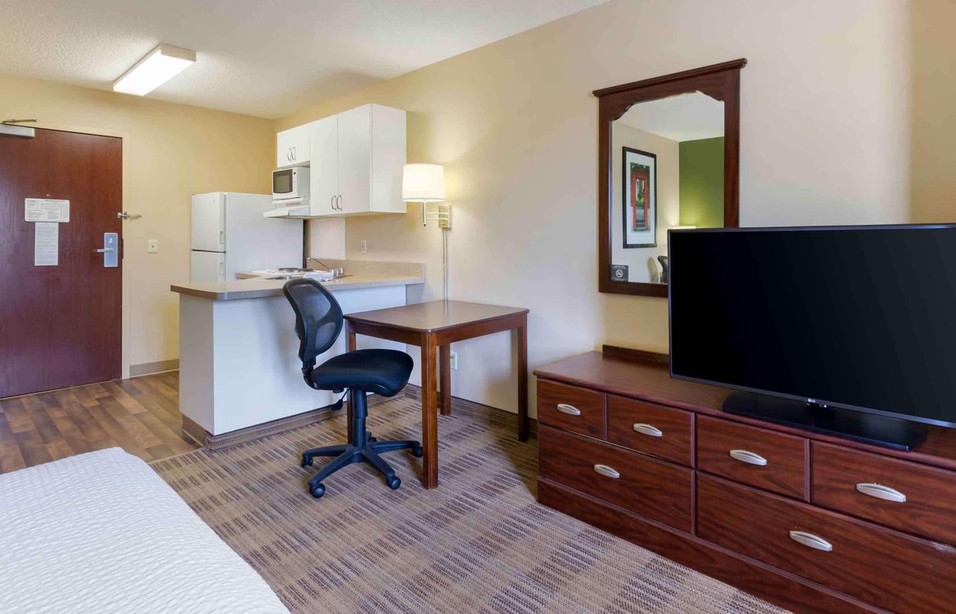 Extended Stay America Select Suites - Des Moines - Urbandale property views in Clive, IA — gallery photo 3