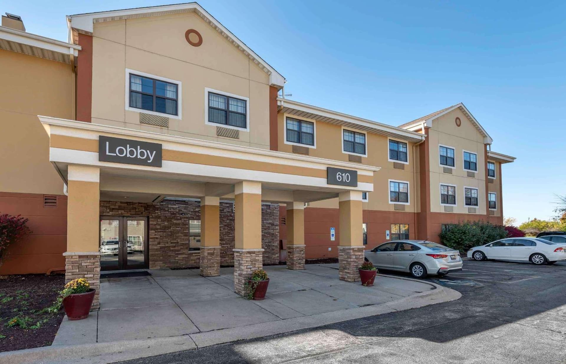 Extended Stay America Suites - Champaign - Urbana interior in Champaign, IL — gallery photo 2