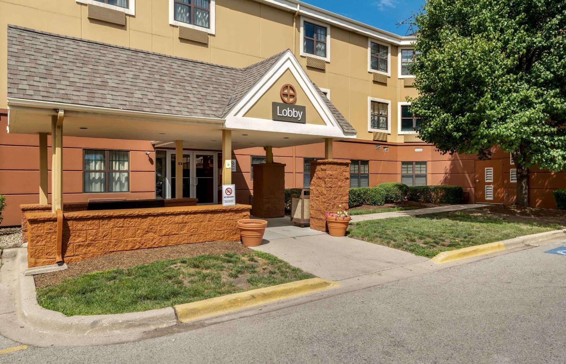 Extended Stay America Suites - Chicago - Gurnee interior in Gurnee, IL — gallery photo 2
