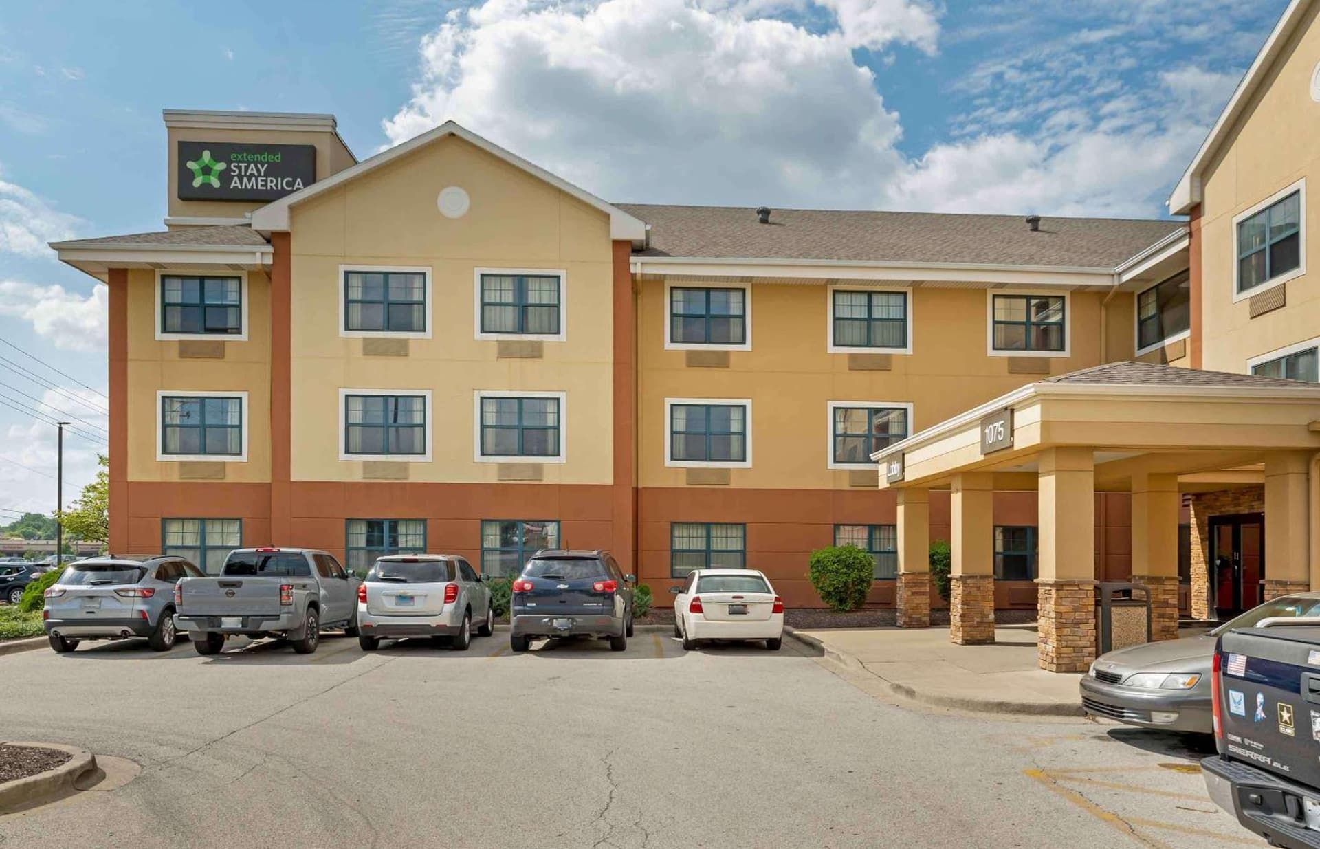 Extended Stay America Select Suites - Chicago - Hanover Park interior in Hanover Park, IL — gallery photo 2