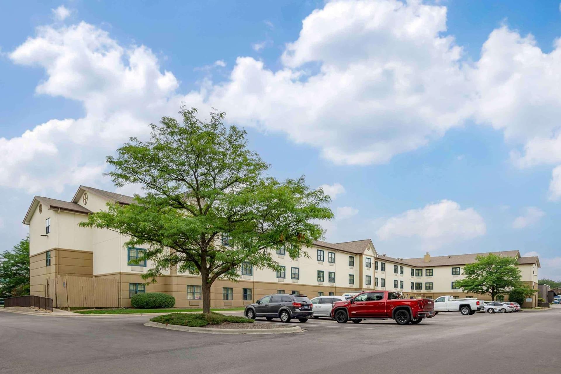 Extended Stay America Select Suites - Chicago - Naperville - West interior in Warrenville, IL — gallery photo 2