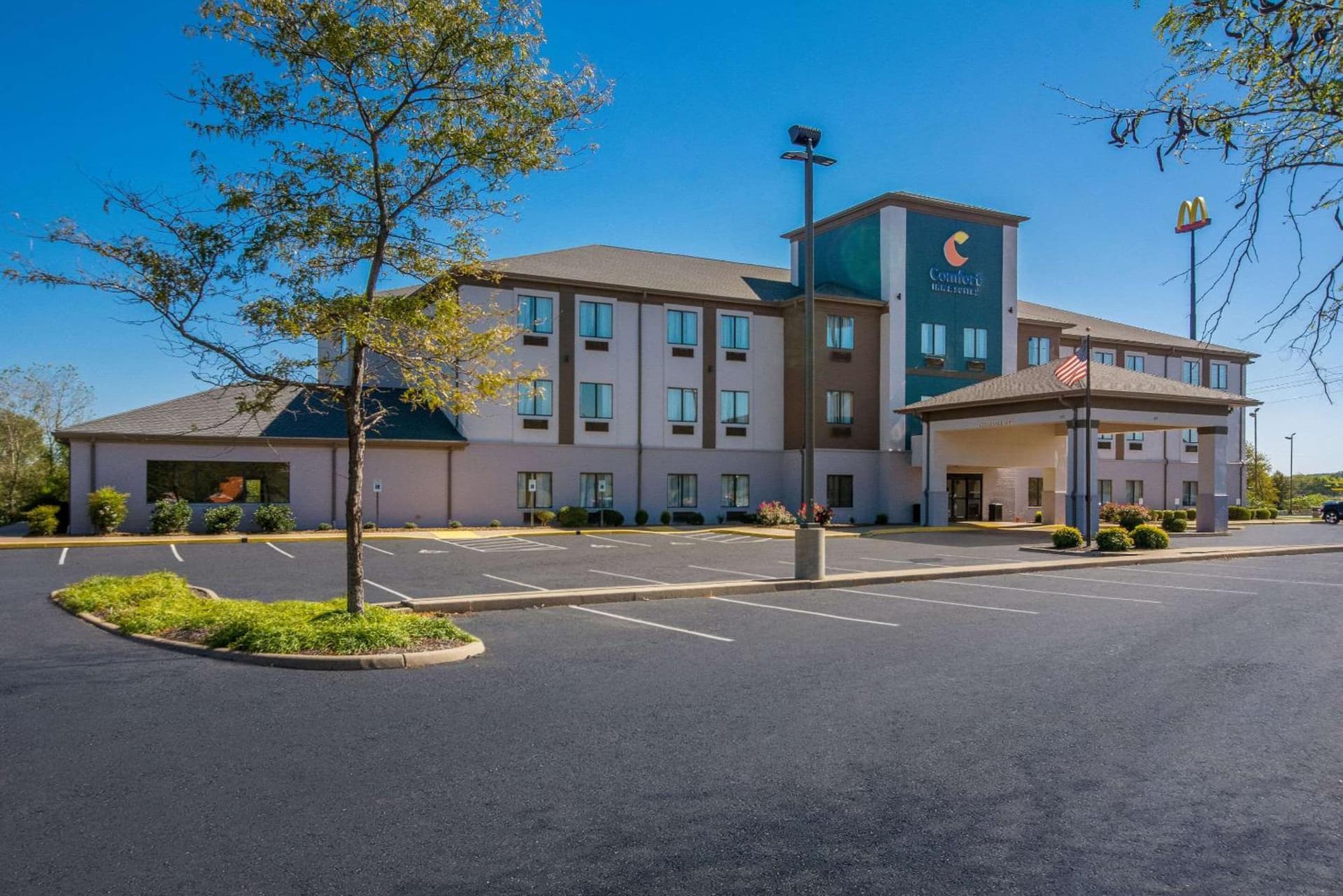 Comfort Inn & Suites Cave City interior in Cave City, KY — gallery photo 2