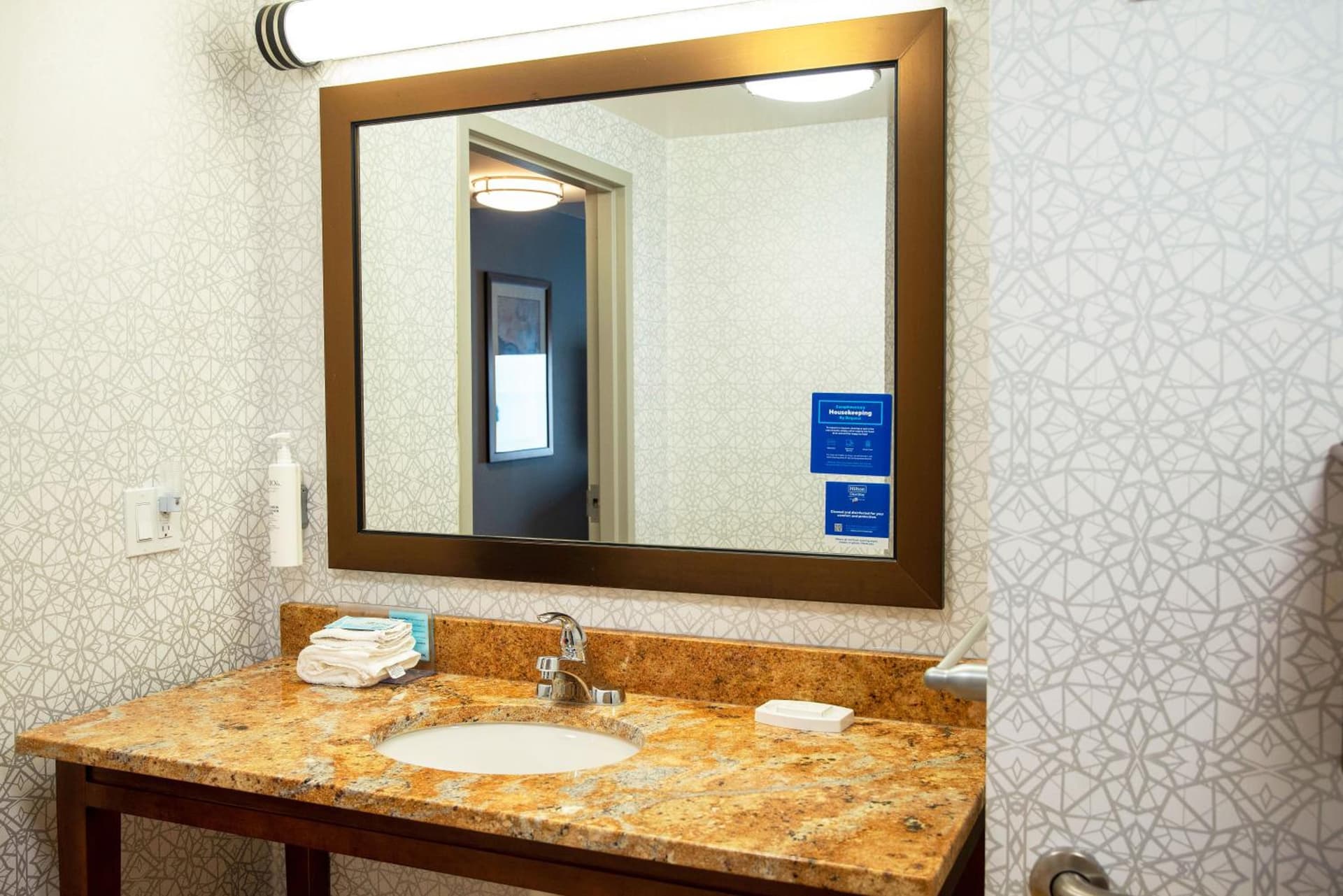 Hampton Inn & Suites Jacksonville gallery photo in Jacksonville, NC — image 7
