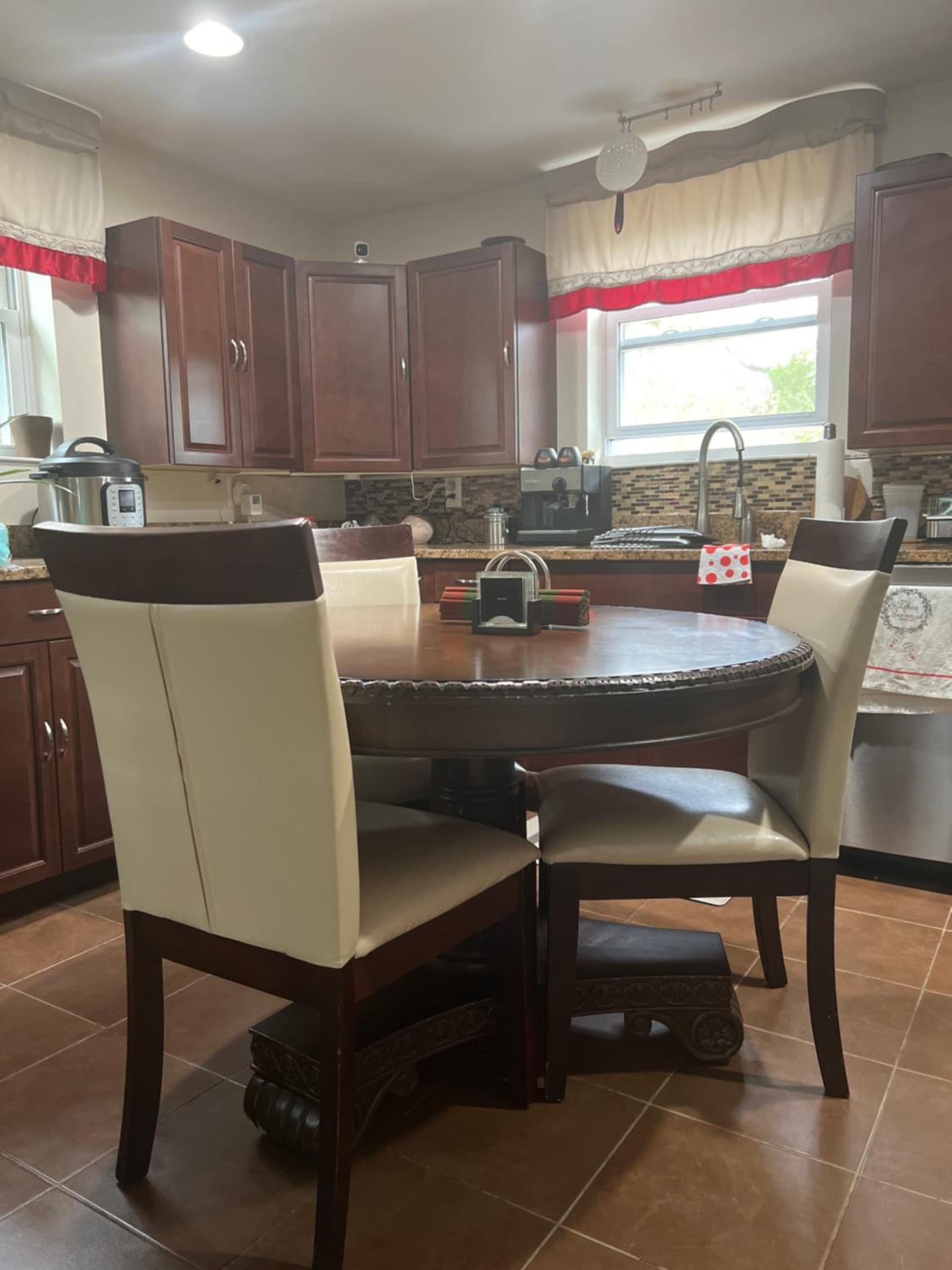 Aloha Homestay Falls Church property views in Falls Church, VA — gallery photo 3