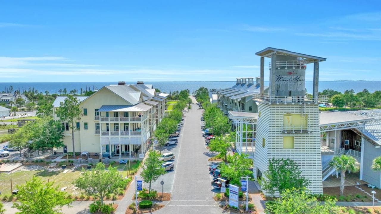 Home in Windmark Beach with golf cart, community pool and beach — hotel in Highland, New York