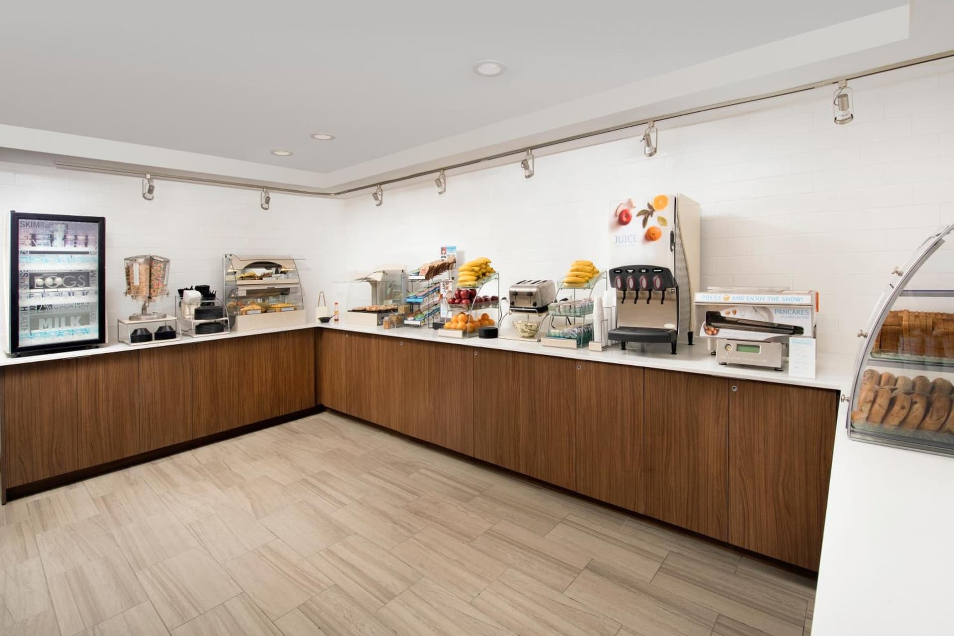 Holiday Inn Express & Suites Baltimore - BWI Airport North by IHG interior in Linthicum Heights, MD — gallery photo 2