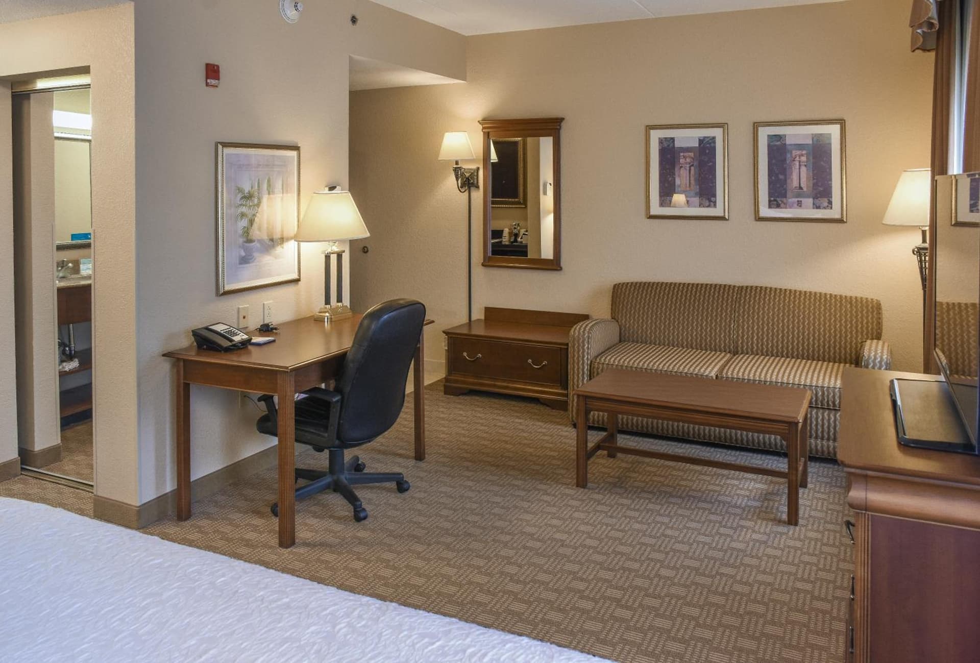 Hampton Inn & Suites Youngstown-Canfield interior in Canfield, OH — gallery photo 2