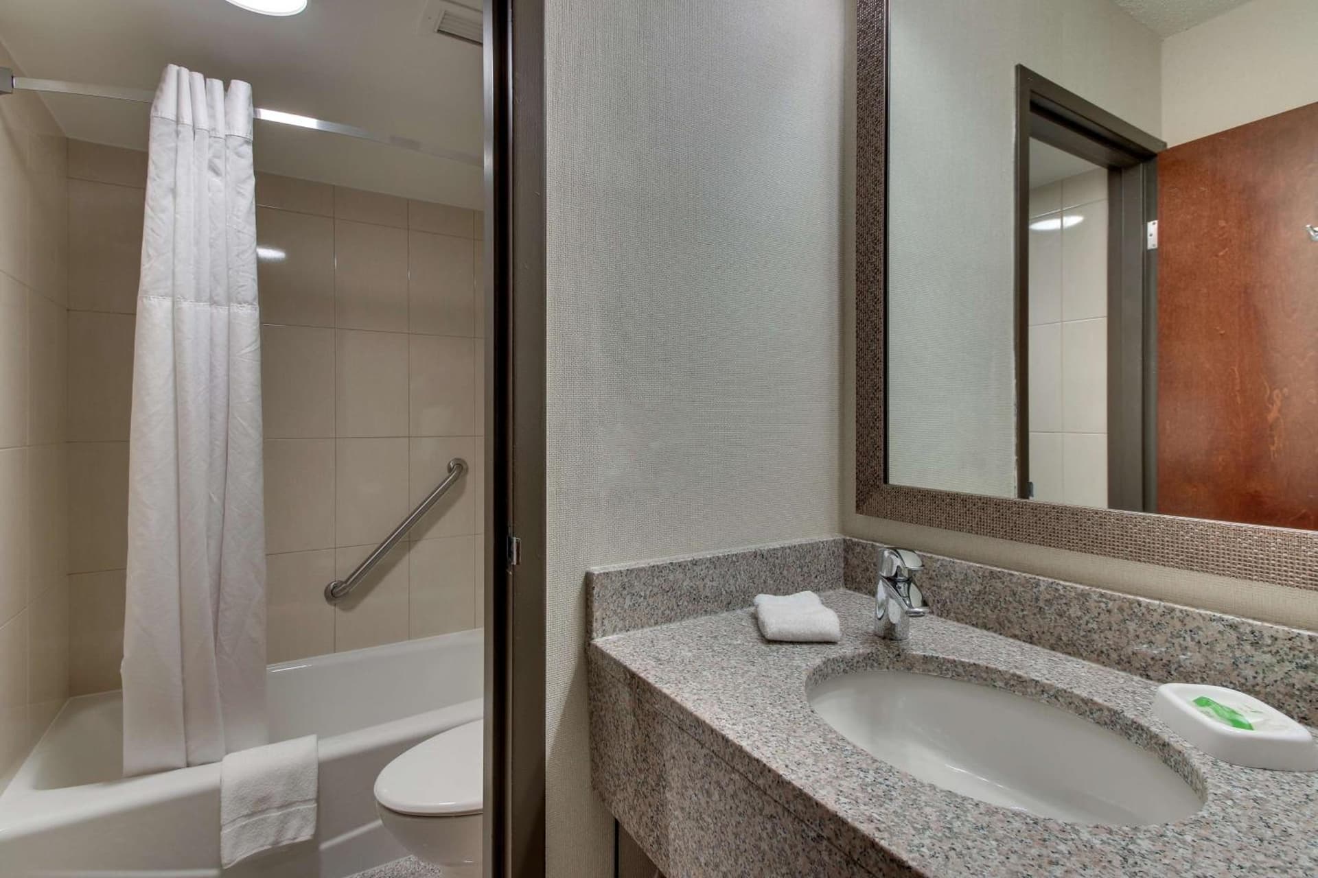 Pear Tree Inn St. Louis Airport gallery photo in Edmundson, MO — image 16