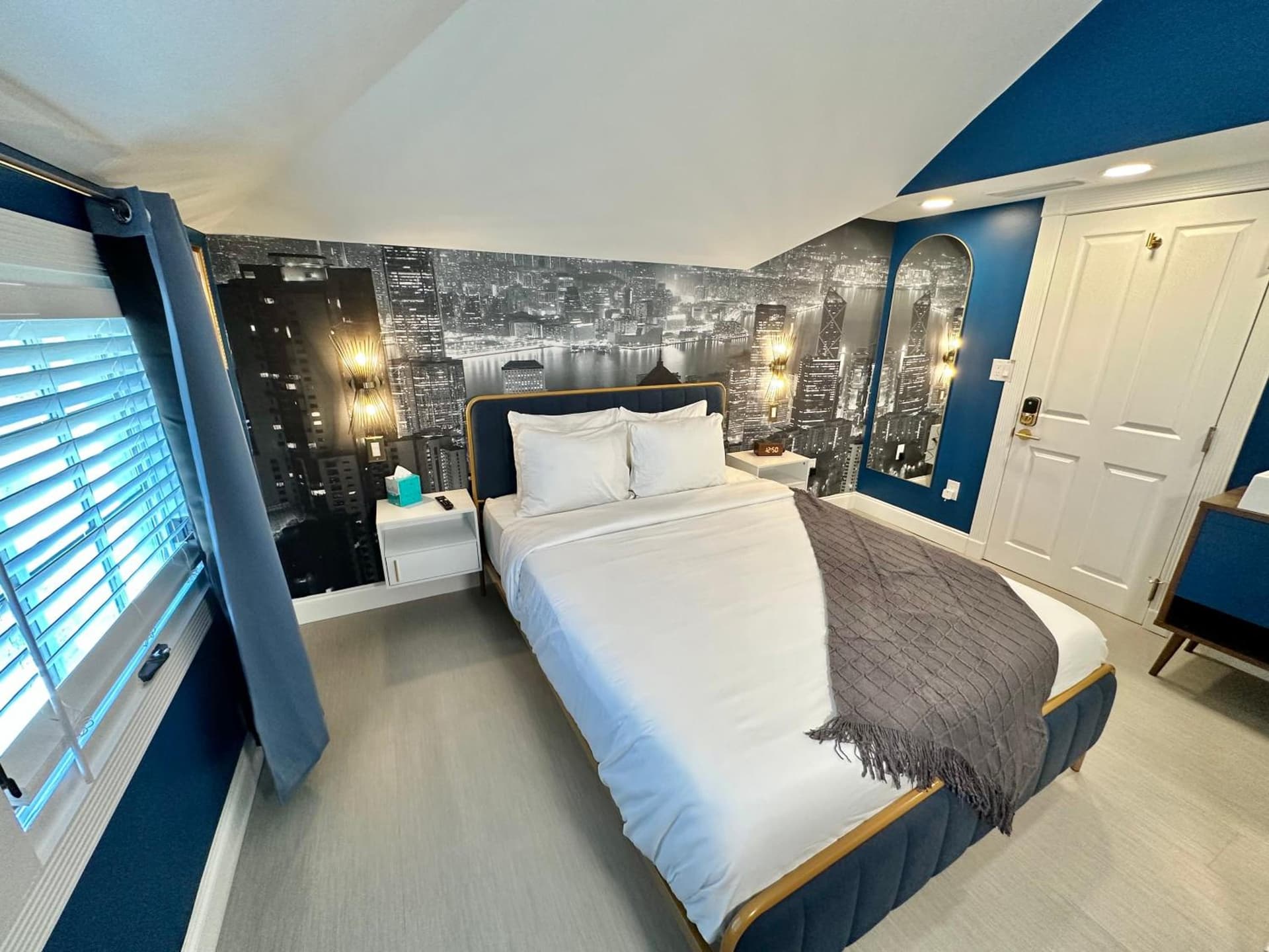 Peninsula Bed & Cocktails property views in St Petersburg, FL — gallery photo 3