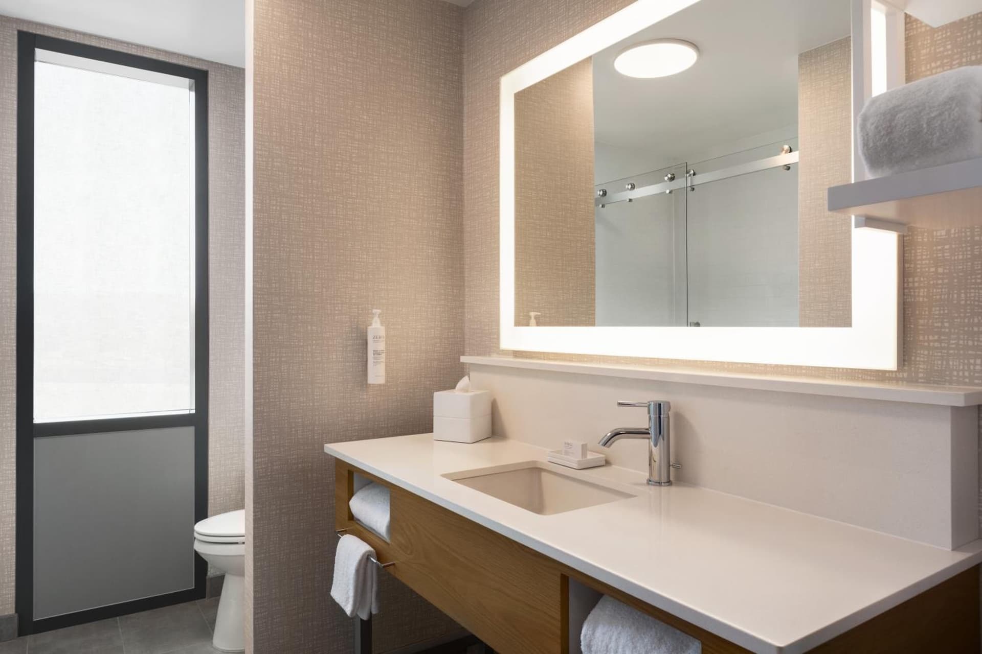 Hampton Inn & Suites San Mateo-San Francisco Airport interior in San Mateo, CA — gallery photo 2