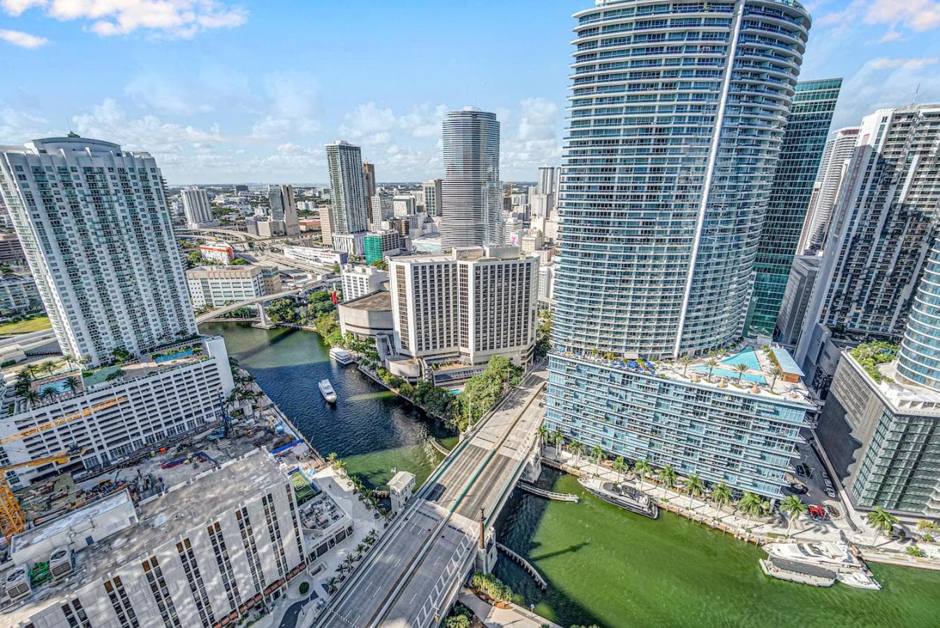 *W ICON BRICKELL- LUXURY 2BR HIGHRISE CORNER CONDO** property views in Miami, FL — gallery photo 3