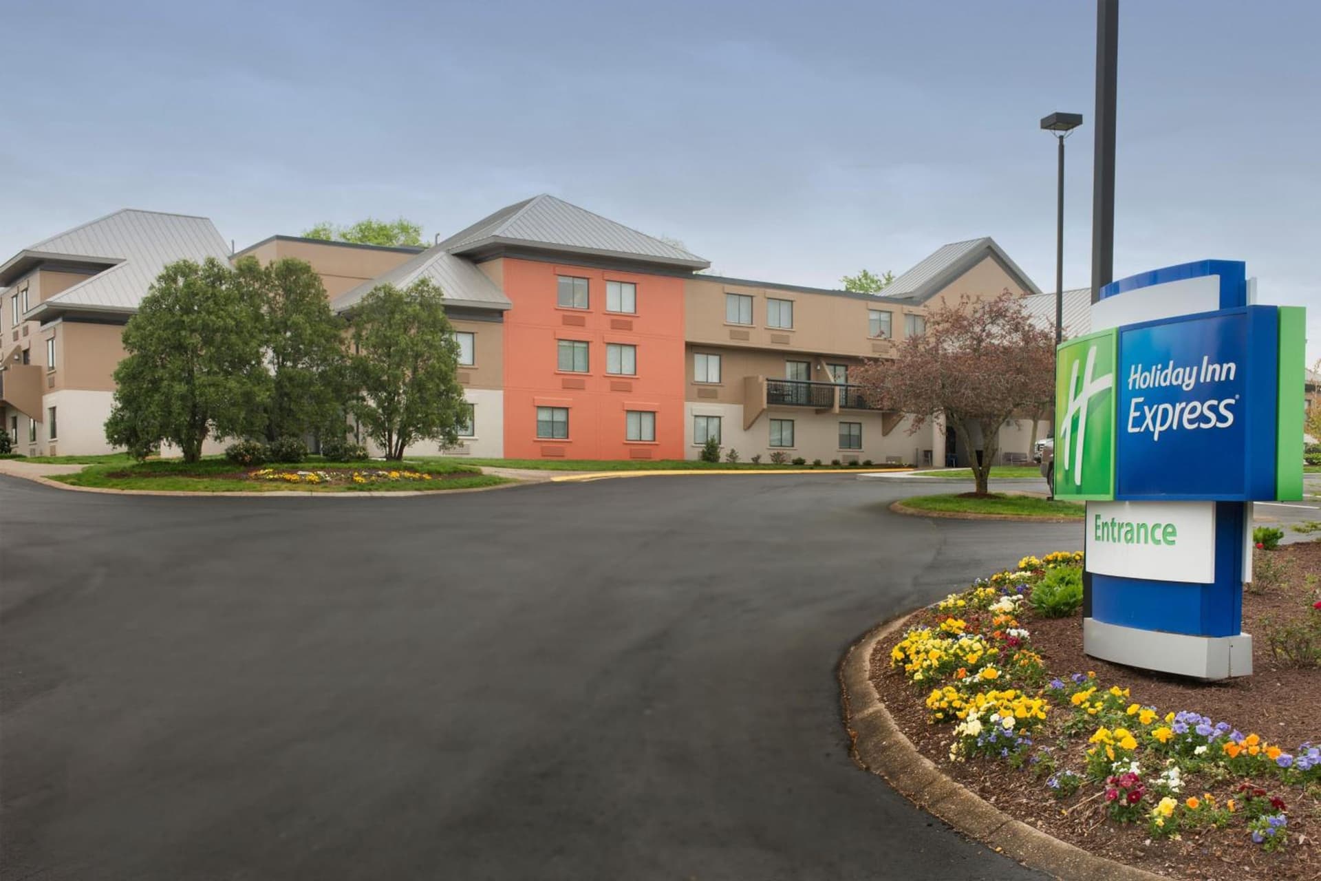 Holiday Inn Express Nashville Airport by IHG interior in Nashville, TN — gallery photo 2