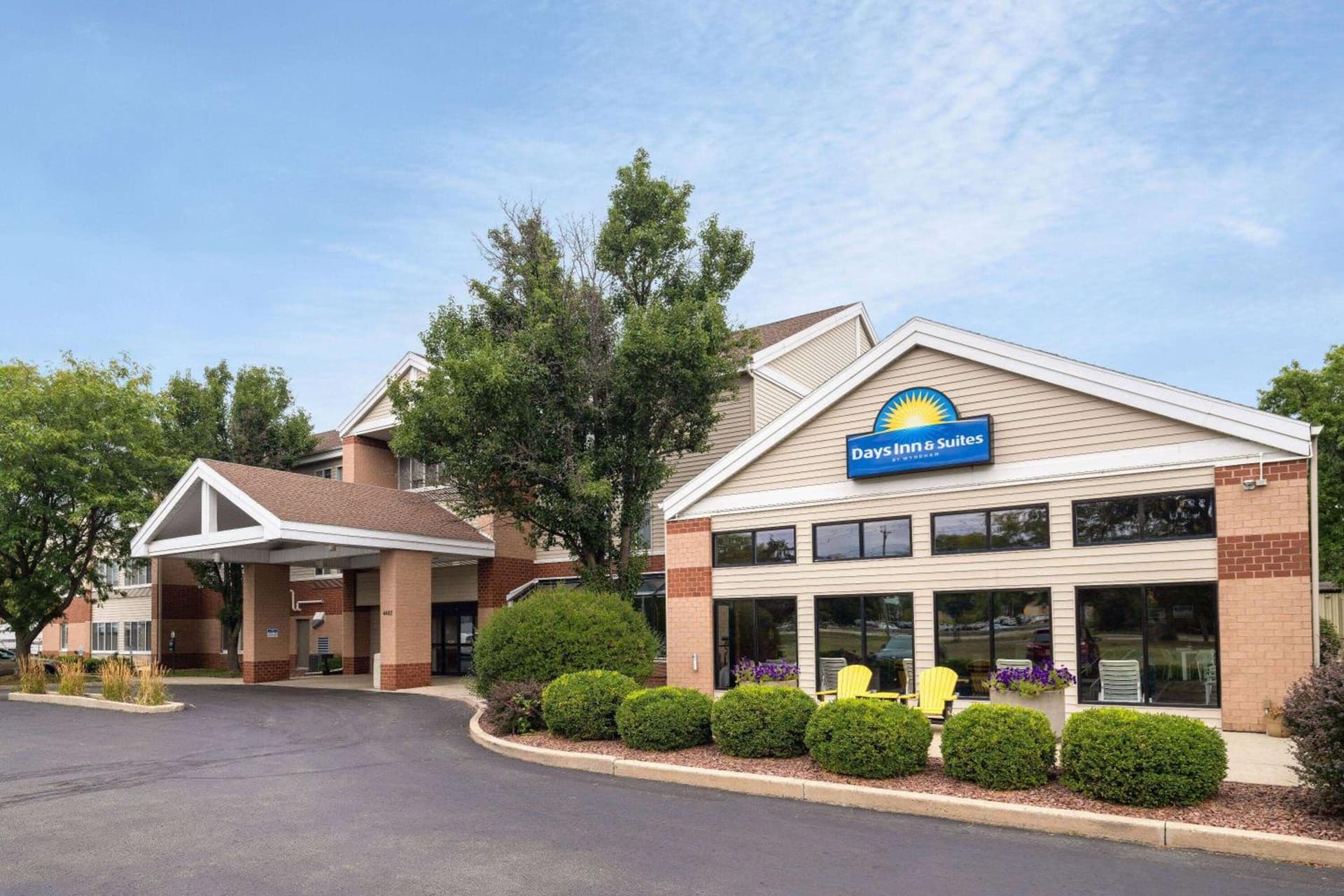 Days Inn & Suites by Wyndham Madison interior in Madison, WI — gallery photo 2