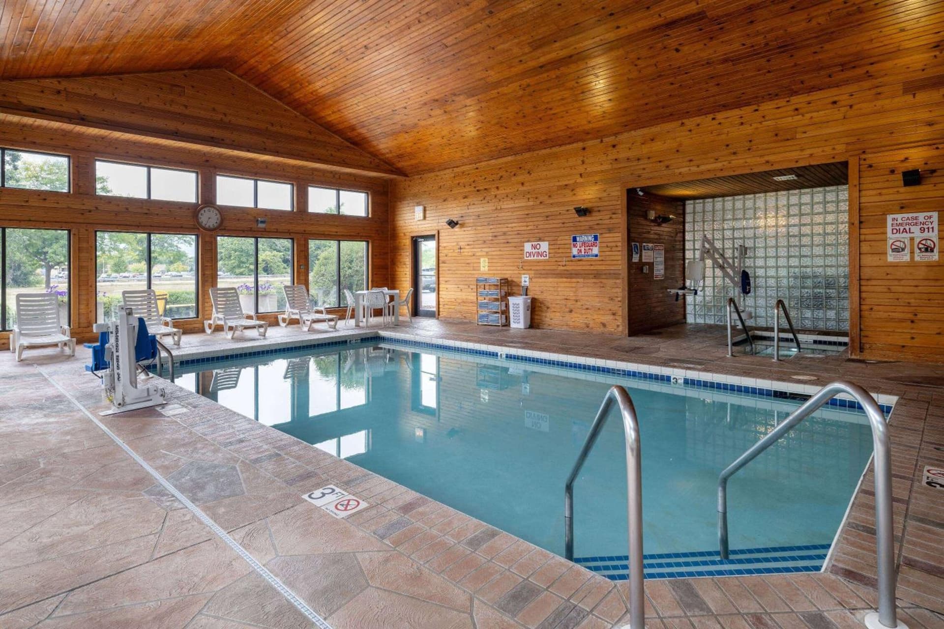 Days Inn & Suites by Wyndham Madison gallery photo in Madison, WI — image 22