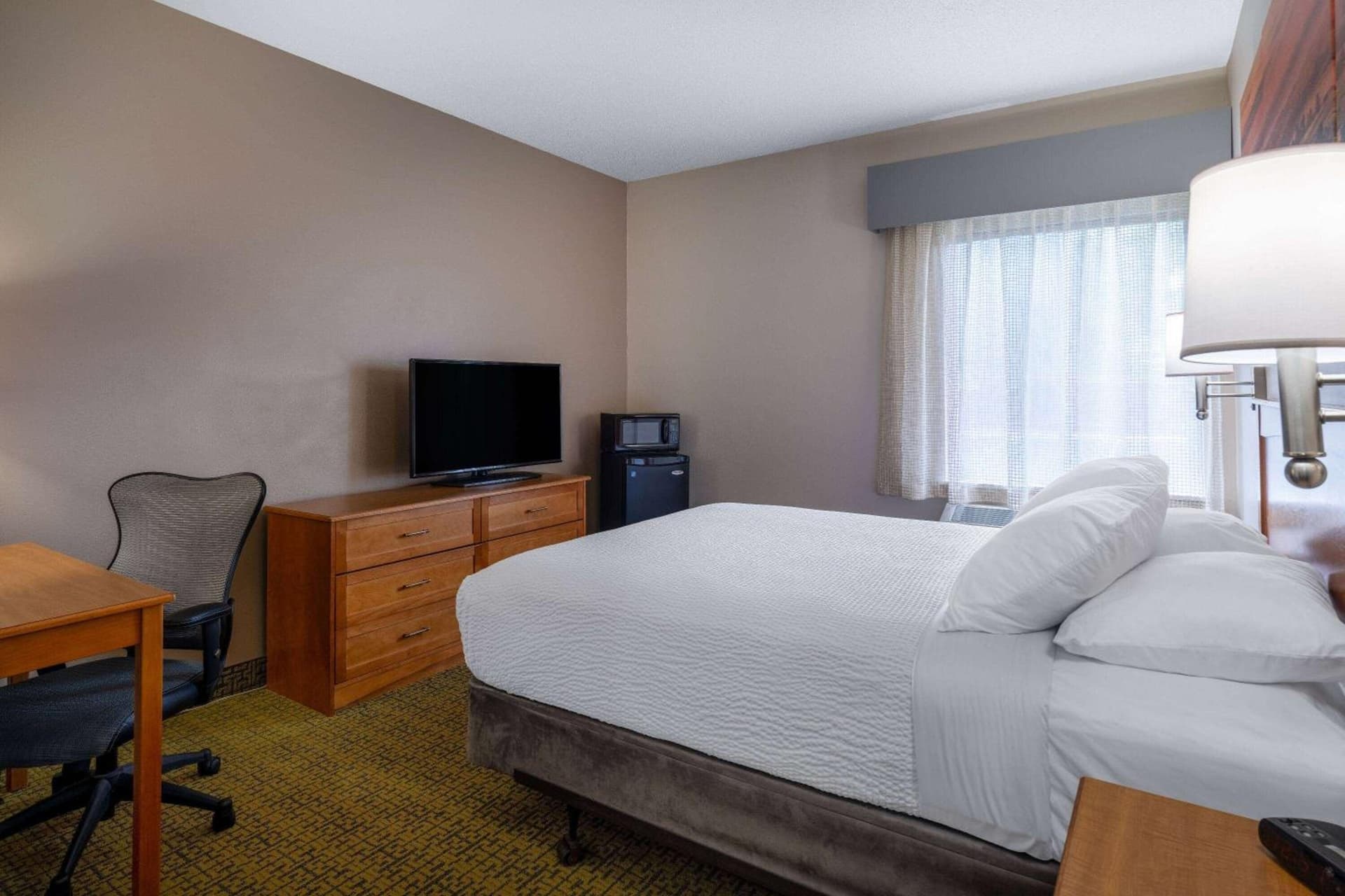 Days Inn & Suites by Wyndham Madison property views in Madison, WI — gallery photo 3