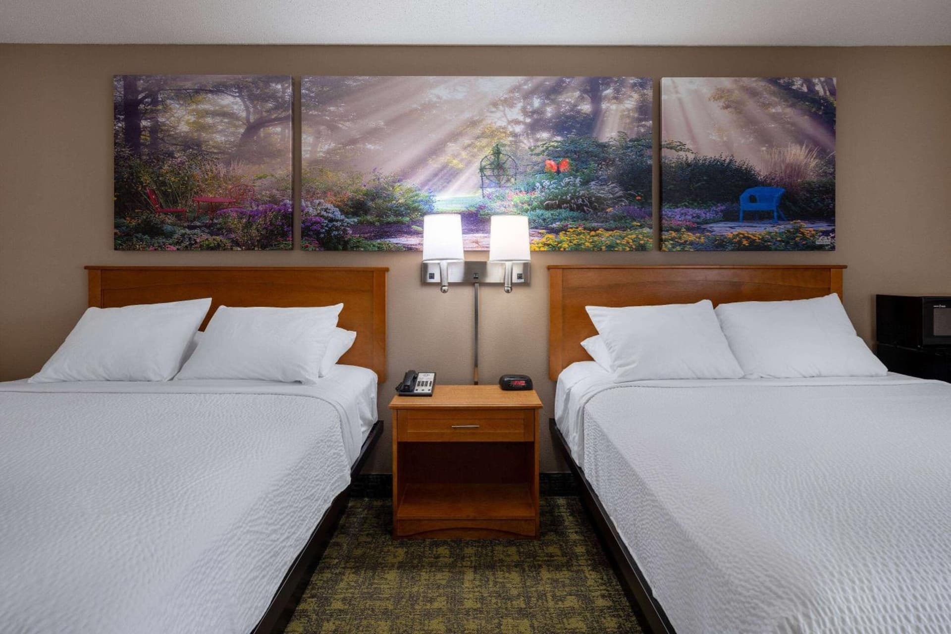 Days Inn & Suites by Wyndham Madison gallery photo in Madison, WI — image 42