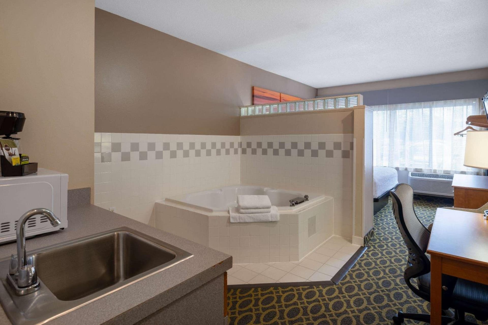 Days Inn & Suites by Wyndham Madison gallery photo in Madison, WI — image 43