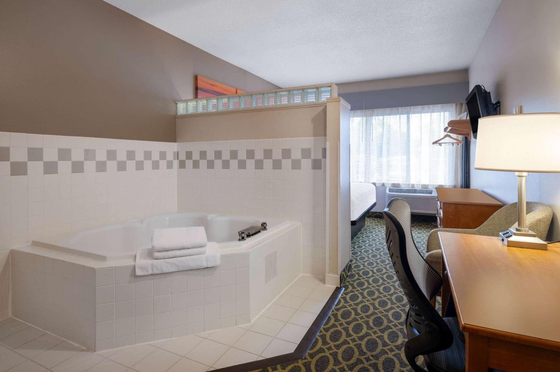 Days Inn & Suites by Wyndham Madison gallery photo in Madison, WI — image 5