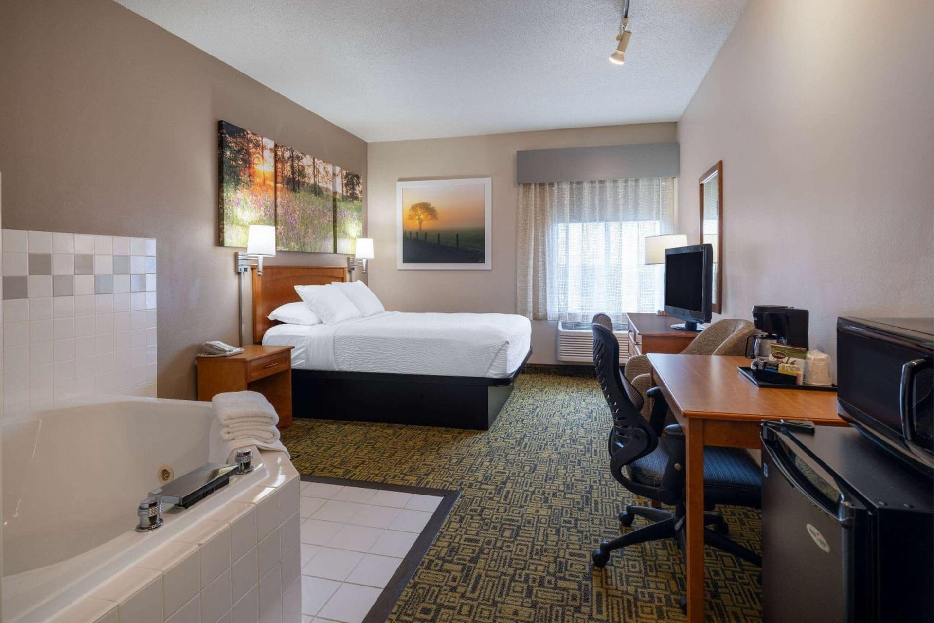 Days Inn & Suites by Wyndham Madison gallery photo in Madison, WI — image 9