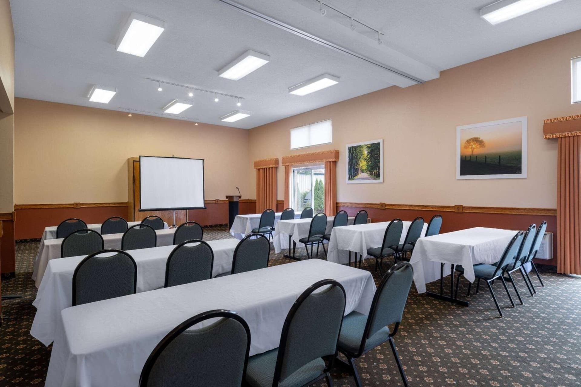 Days Inn & Suites by Wyndham Madison gallery photo in Madison, WI — image 15