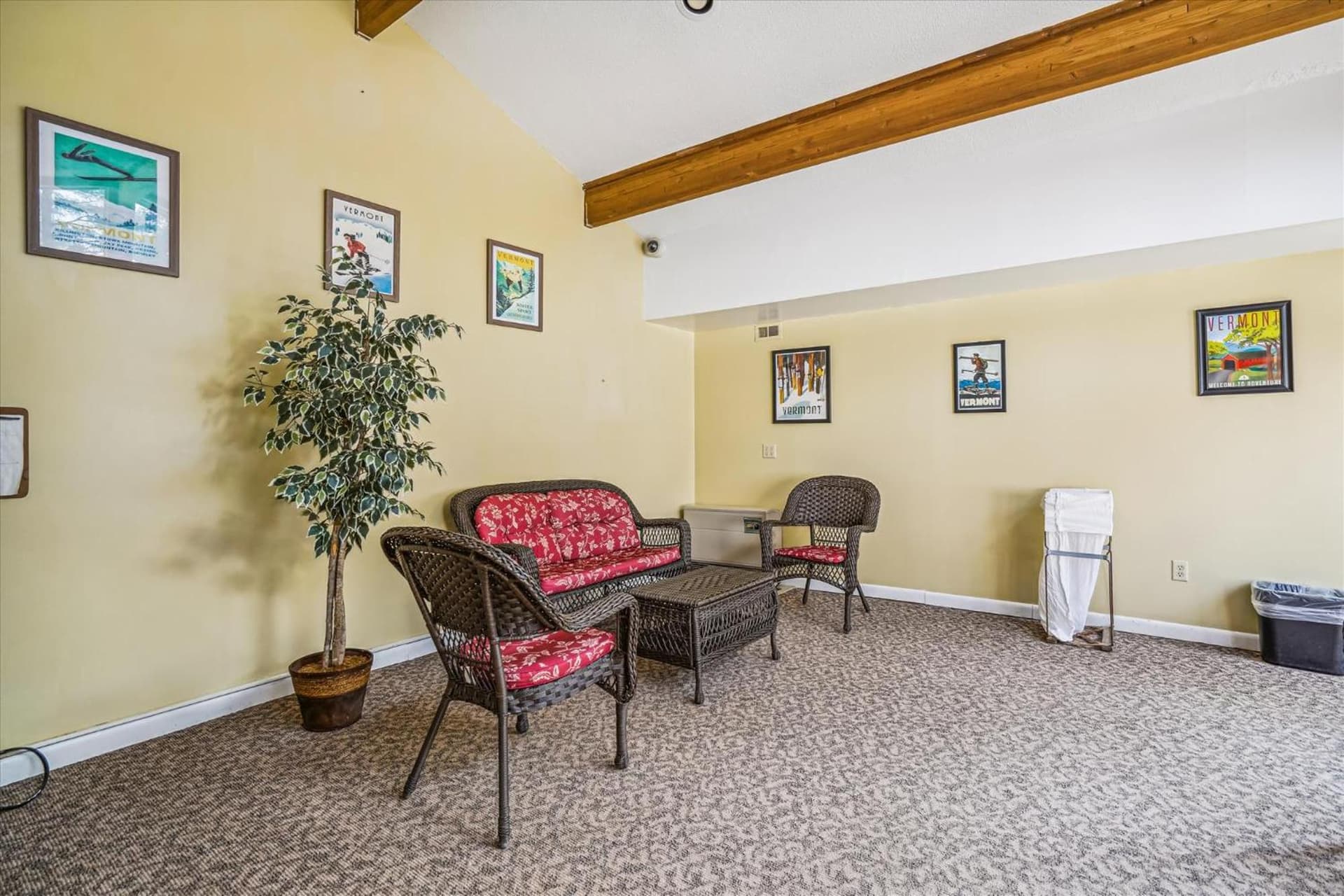 Cedarbrook Deluxe one bedroom suite located on 2nd floor with outdoor heated pool 21820 property views in Killington — gallery photo 3