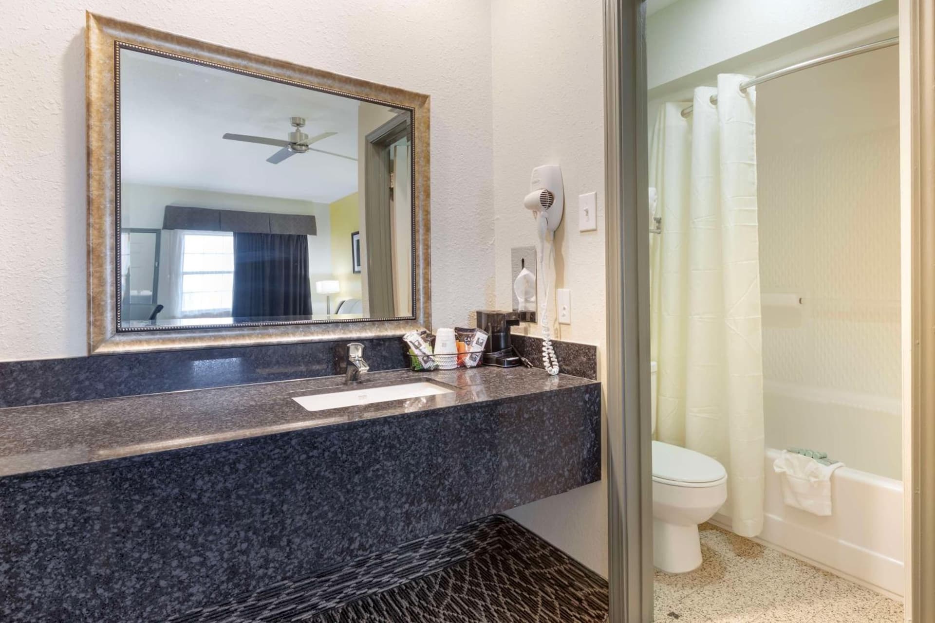 Best Western West Monroe Inn interior in West Monroe, LA — gallery photo 2