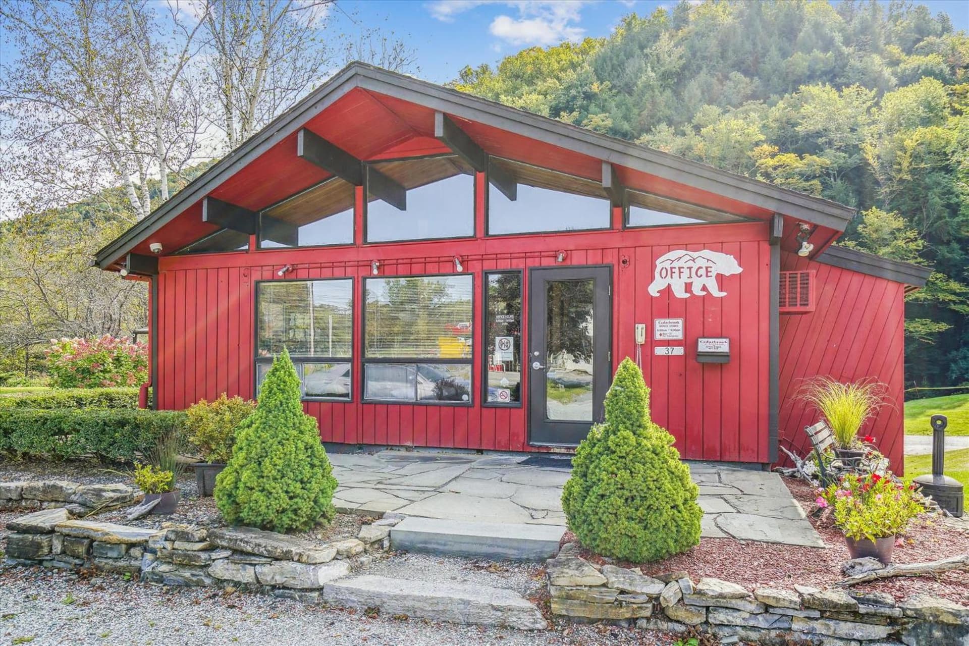 Cedarbrook Deluxe one bedroom suite with outdoor heated pool 21517 interior in Killington — gallery photo 2