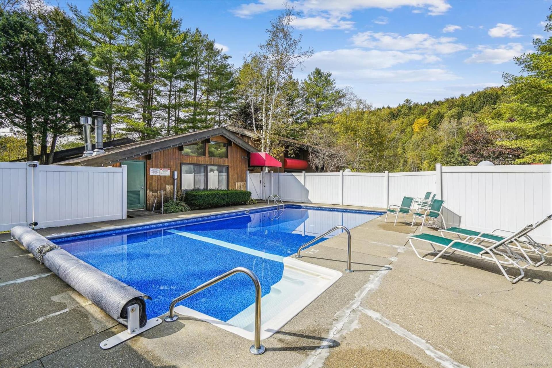 Cedarbrook Deluxe one bedroom suite with outdoor heated pool 21517 property views in Killington — gallery photo 3