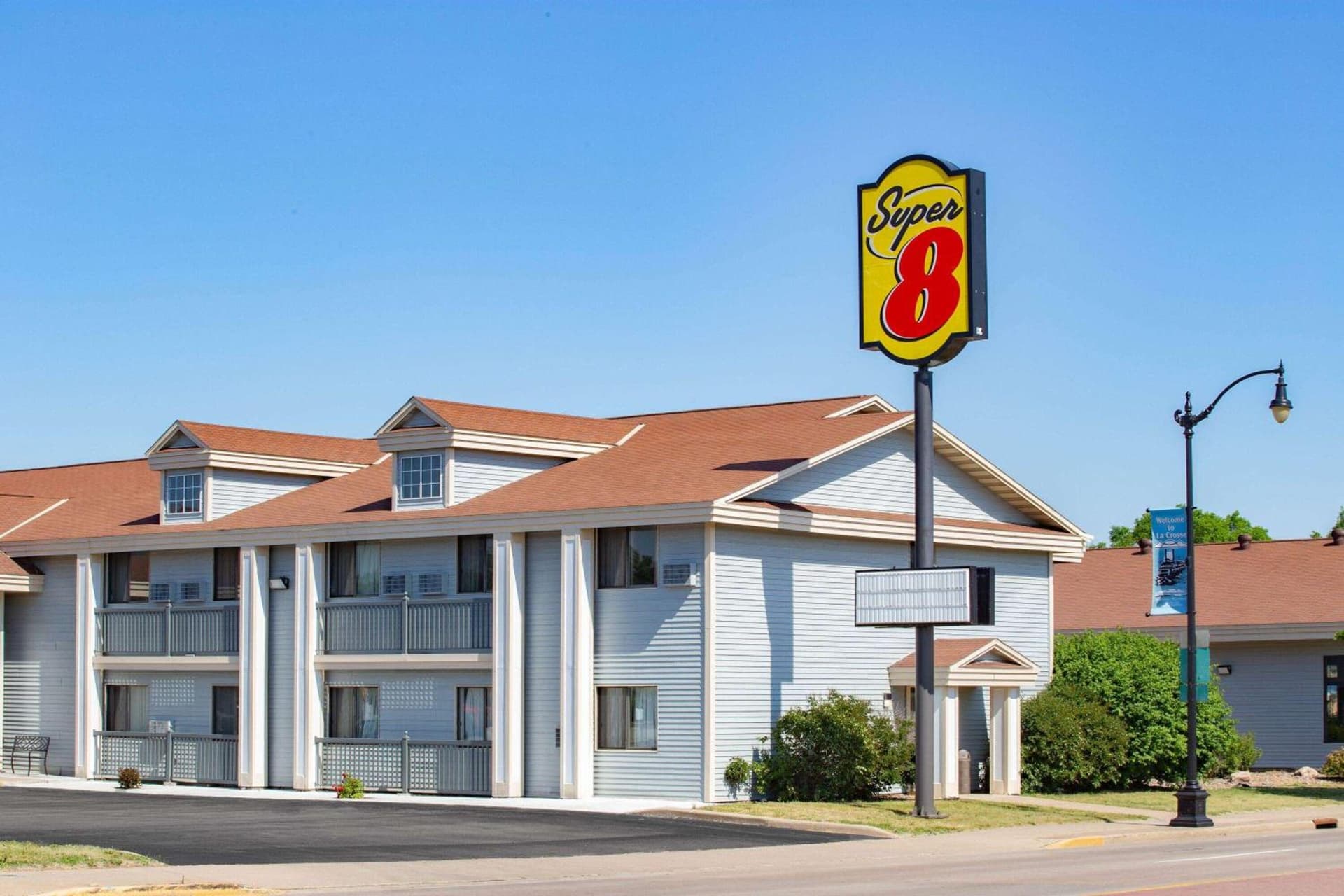 Super 8 by Wyndham La Crosse interior in La Crosse, WI — gallery photo 2