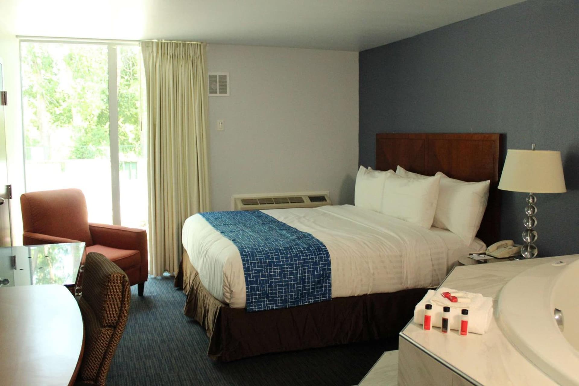 Travelodge by Wyndham Water's Edge Hotel - Racine gallery photo in Racine, WI — image 10
