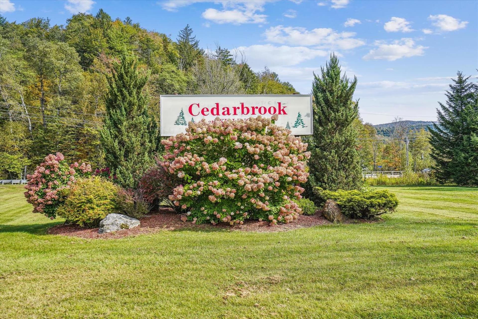 Cedarbrook Deluxe one bedroom suite with outdoor heated pool 11921 interior in Killington — gallery photo 2