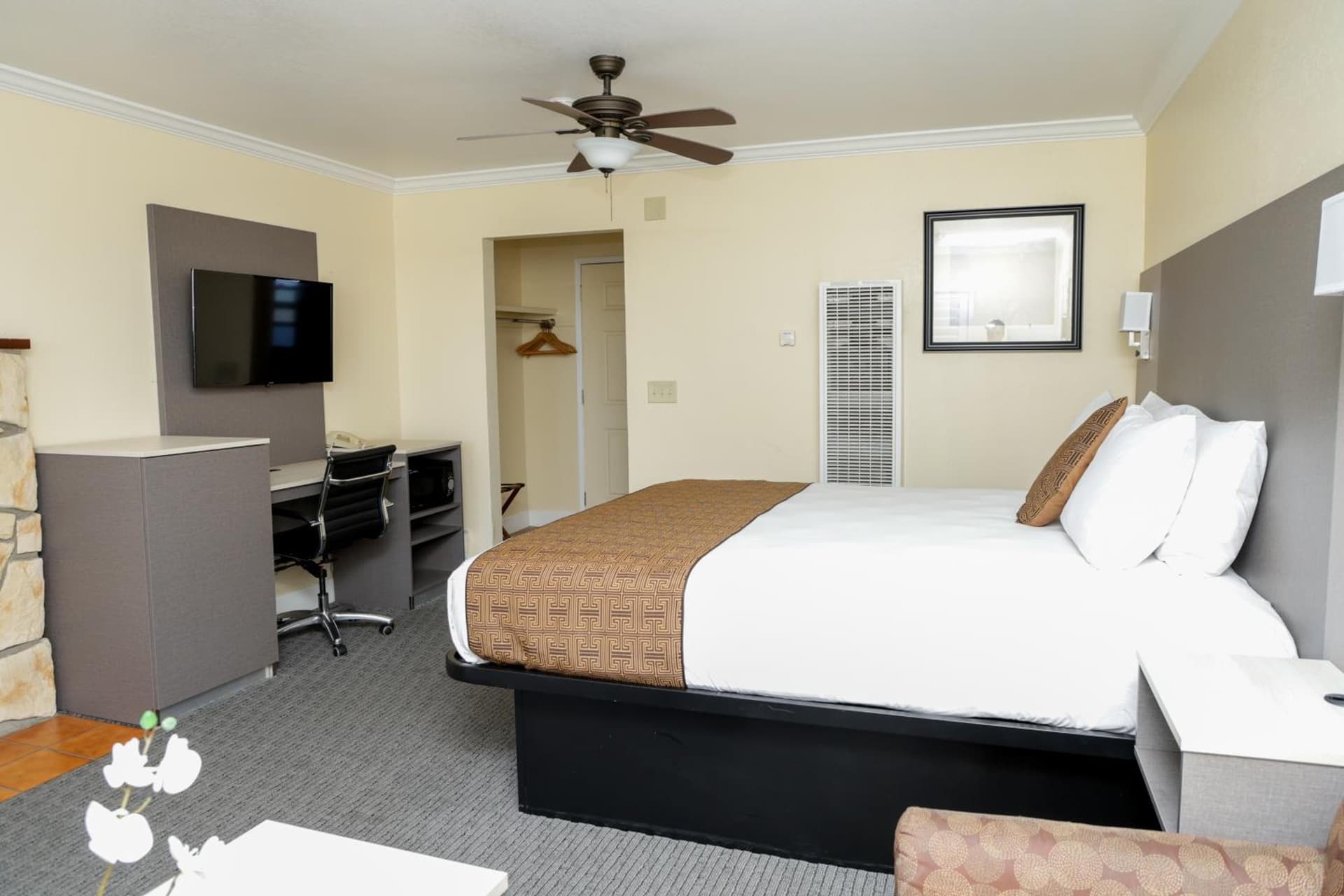 Silver Surf Motel interior in San Simeon, CA — gallery photo 2