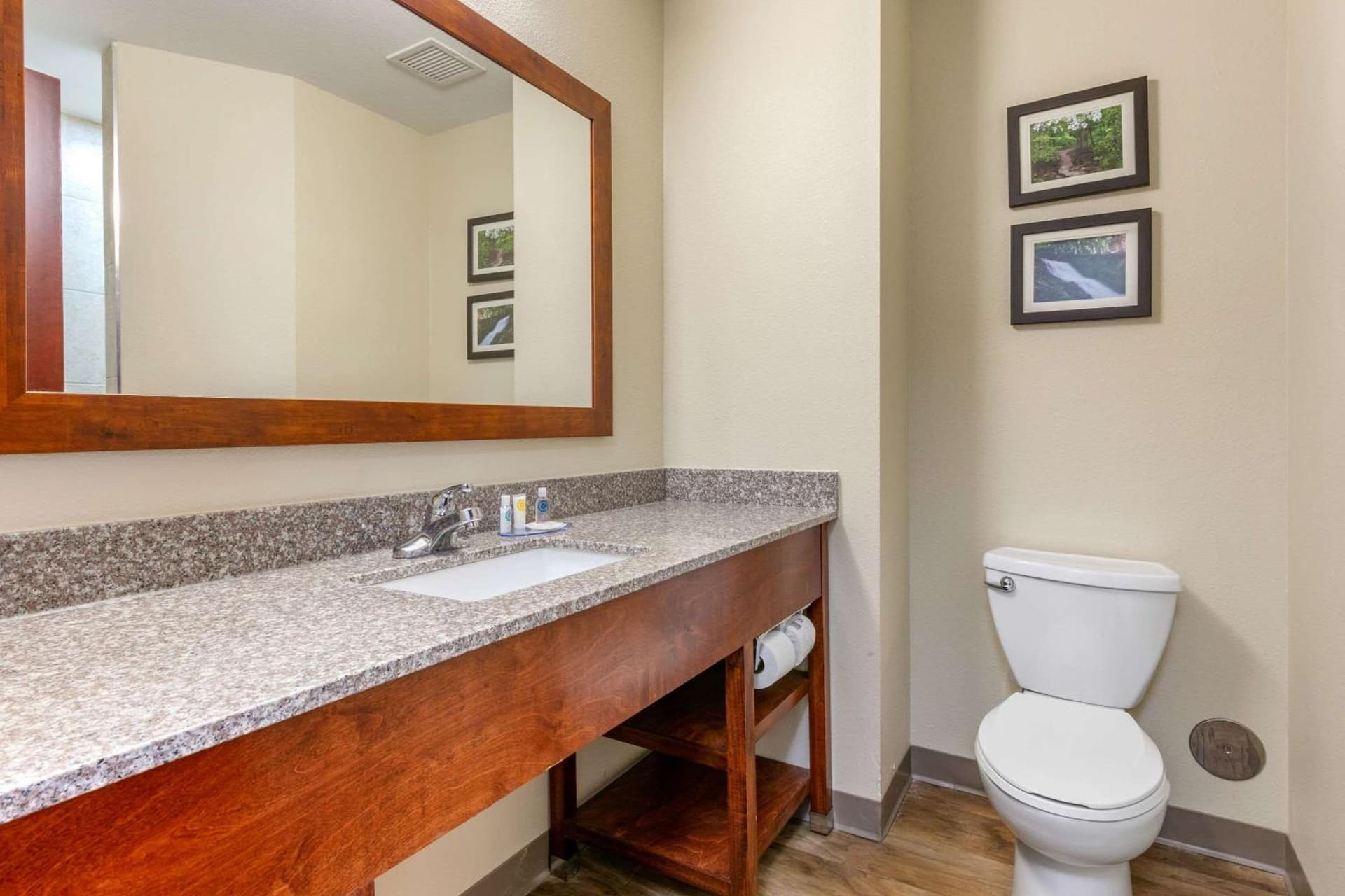 Comfort Inn & Suites Van Buren - Fort Smith interior in Van Buren, AR — gallery photo 2