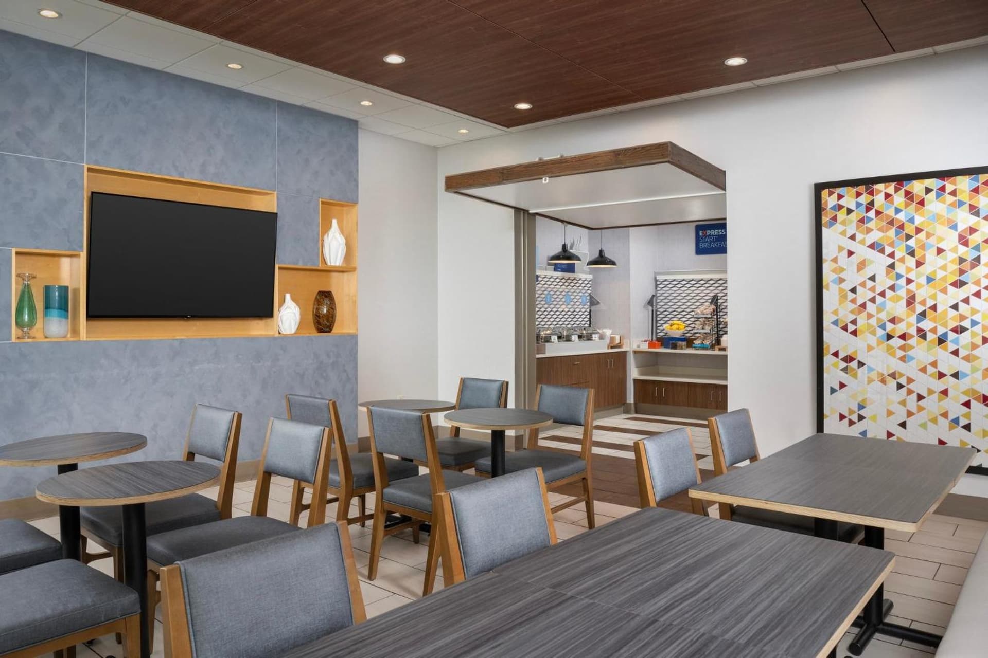 Holiday Inn Express & Suites Pittsburgh North Shore by IHG interior in Pittsburgh, PA — gallery photo 2