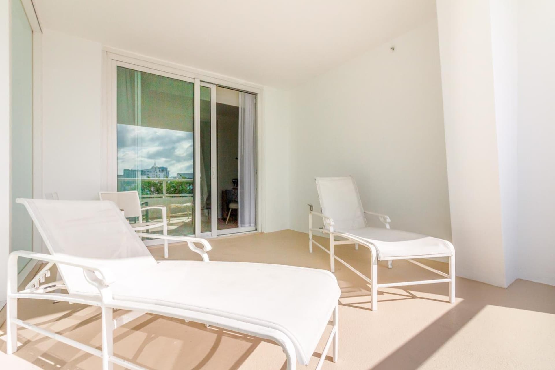 Fontainebleau featured exterior or lobby in Miami Beach, FL — similar hotel