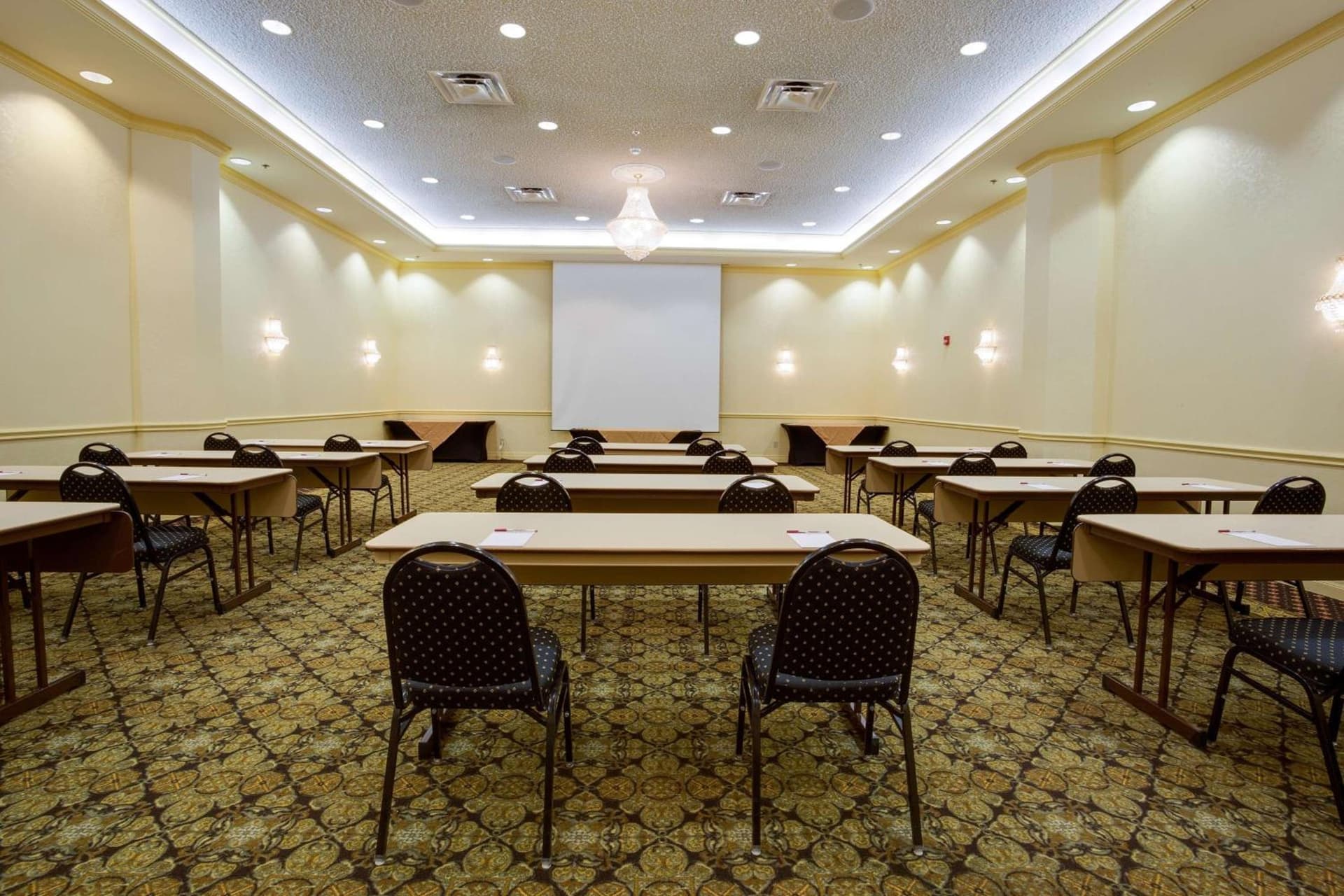 Pear Tree Inn St Louis Convention Center interior in Saint Louis, MO — gallery photo 2