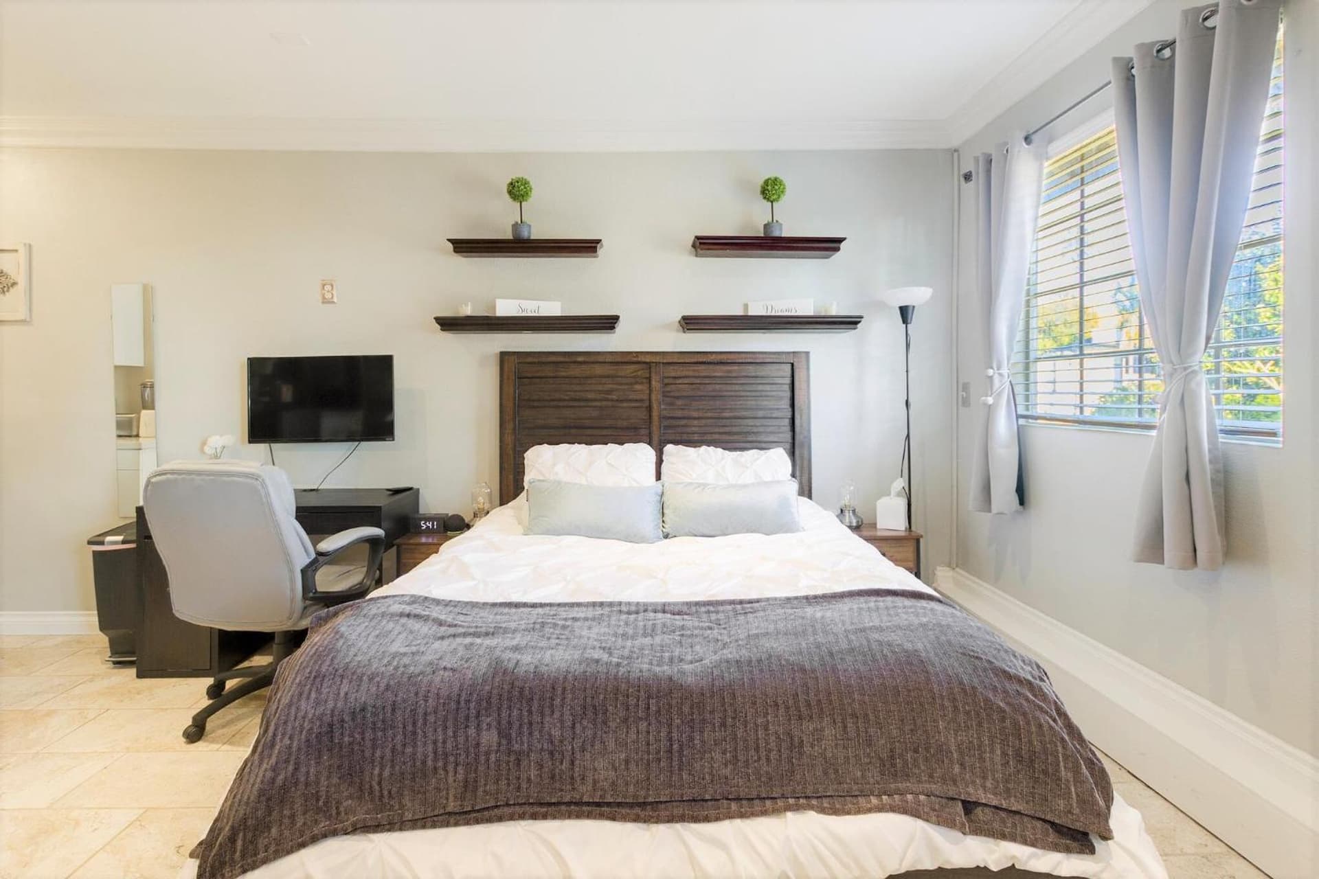 Luxury Cozy Studio with Firepit gallery photo in Vista, CA — image 20