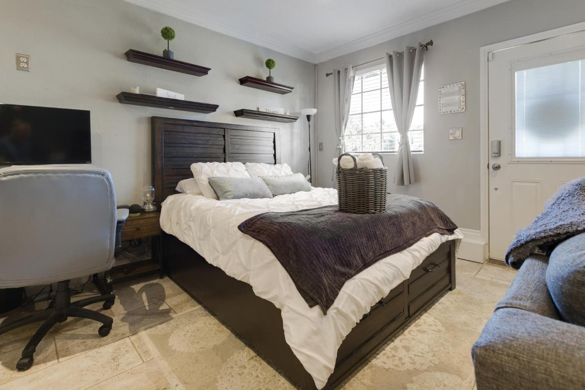 Luxury Cozy Studio with Firepit gallery photo in Vista, CA — image 12