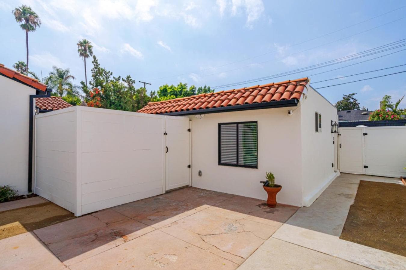 Beautiful Guest Studio near Universal Studios sleeps 4 property views in Los Angeles, CA — gallery photo 3