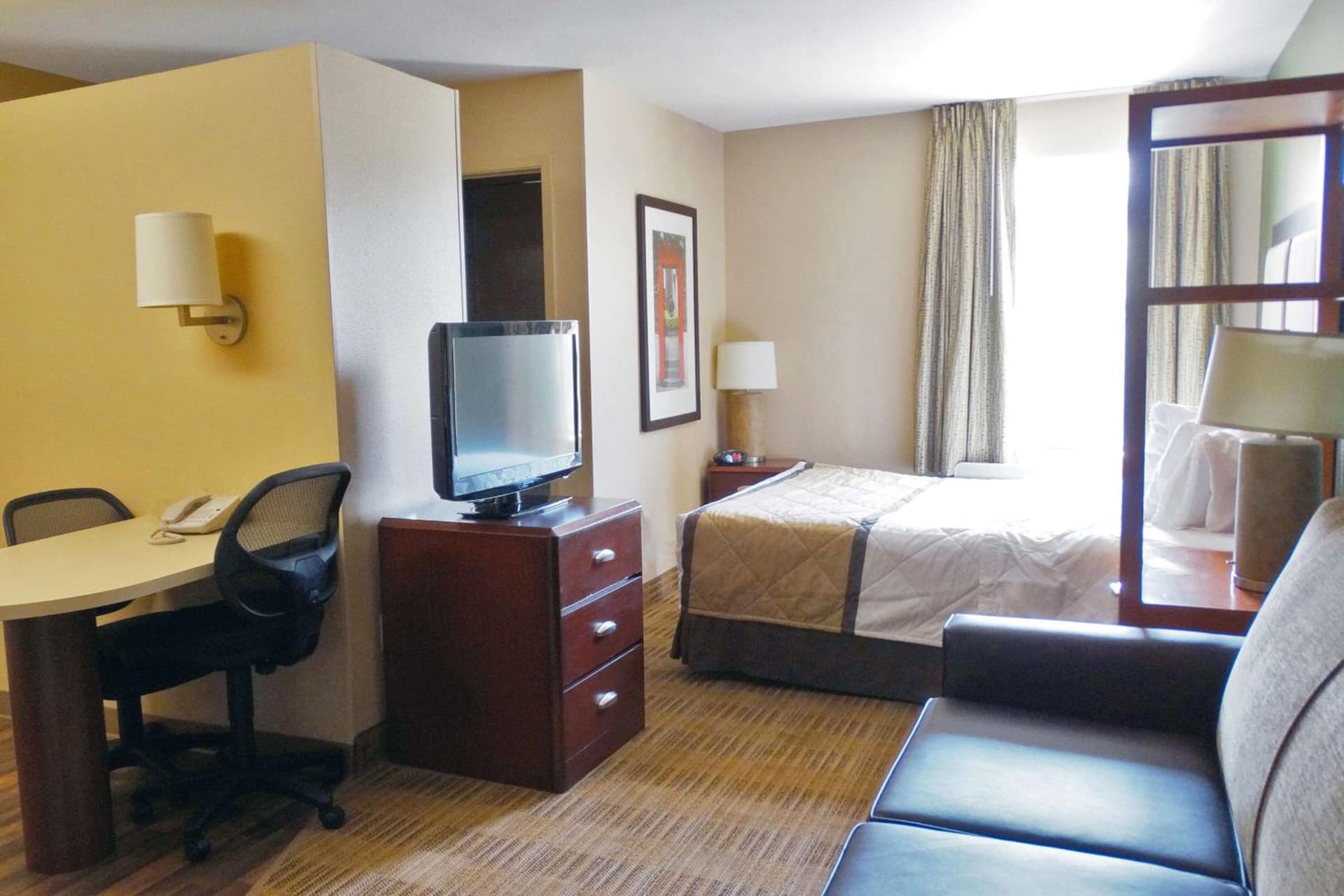 Extended Stay America Suites - Houston - Med Ctr - NRG Park - Braeswood Blvd interior in Houston, TX — gallery photo 2