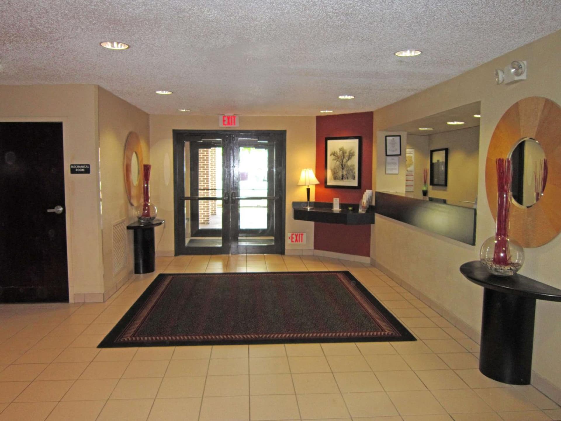 Extended Stay America Suites - Houston - NASA - Johnson Space Center interior in Nassau Bay, TX — gallery photo 2