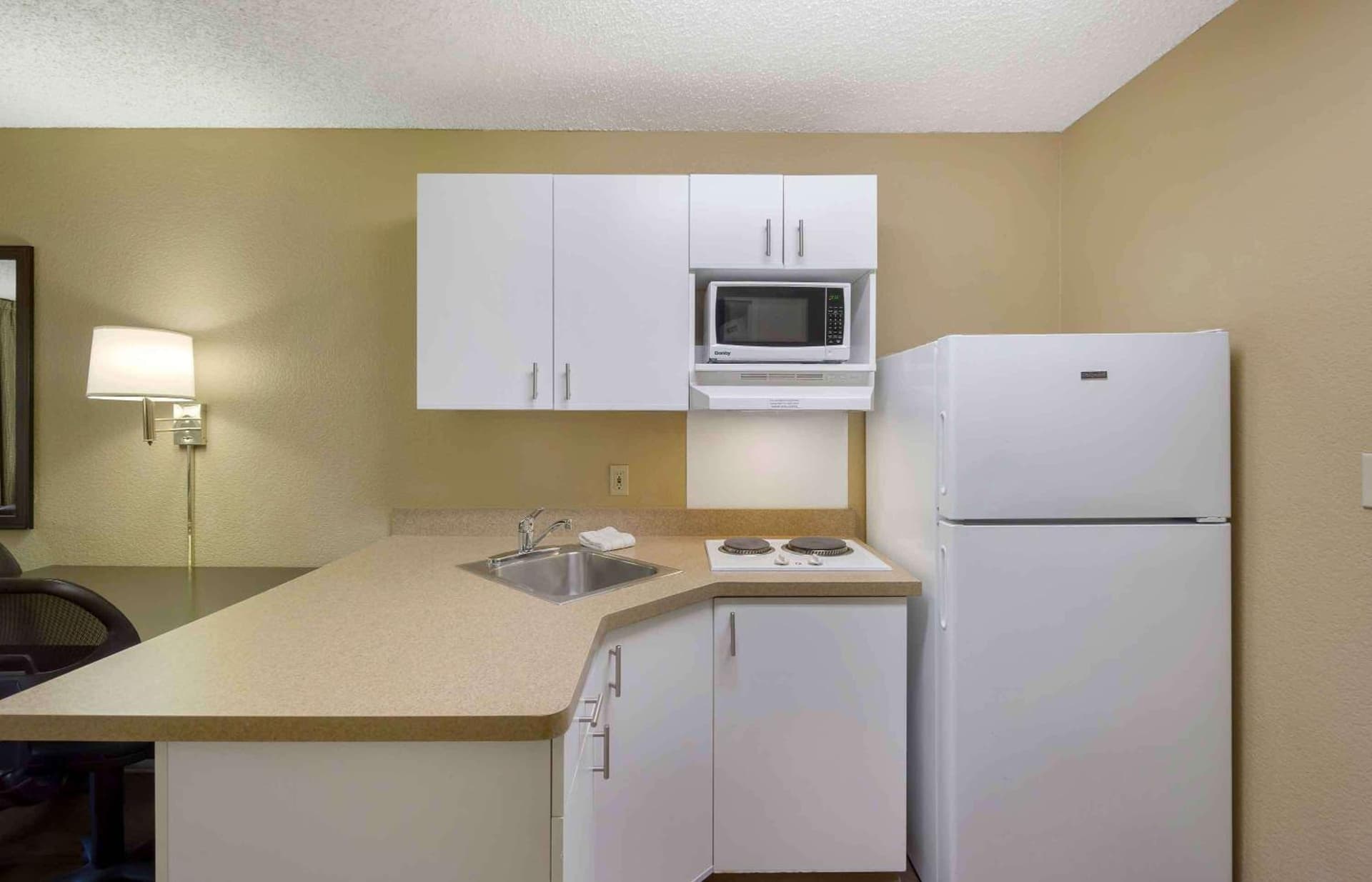 Studio 6 Suites Seattle Kent WA interior in Kent, WA — gallery photo 2