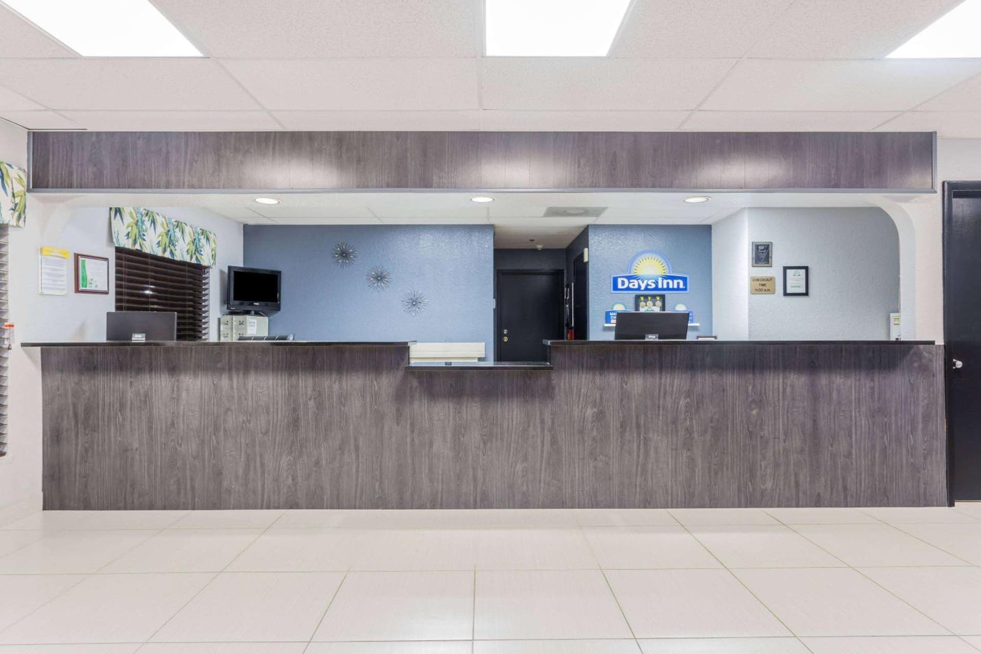 Days Inn by Wyndham Sarasota I-75 interior in Sarasota, FL — gallery photo 2