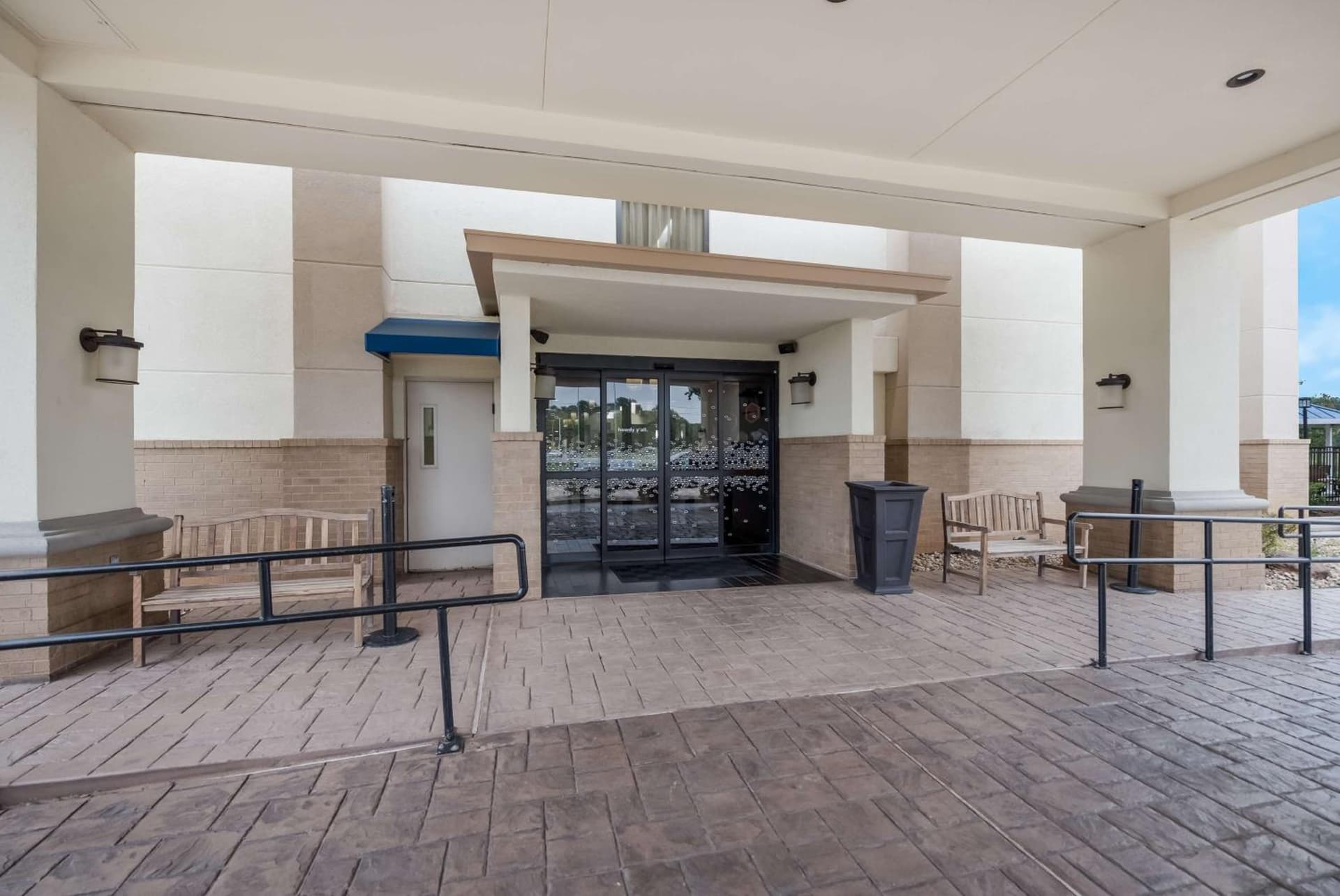 Hampton Inn Marshall interior in Marshall, TX — gallery photo 2