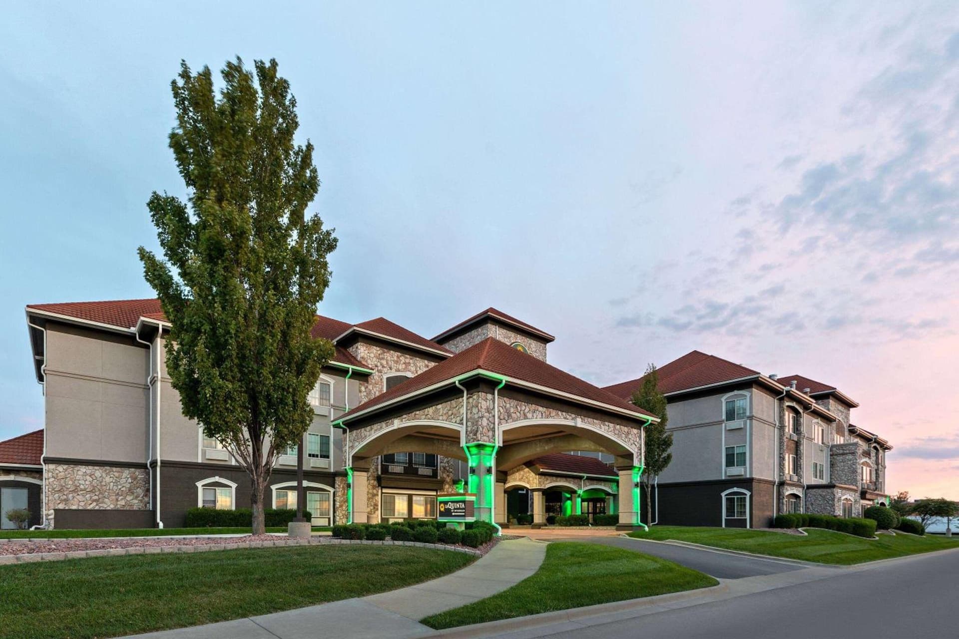 La Quinta by Wyndham Olathe interior in Olathe, KS — gallery photo 2