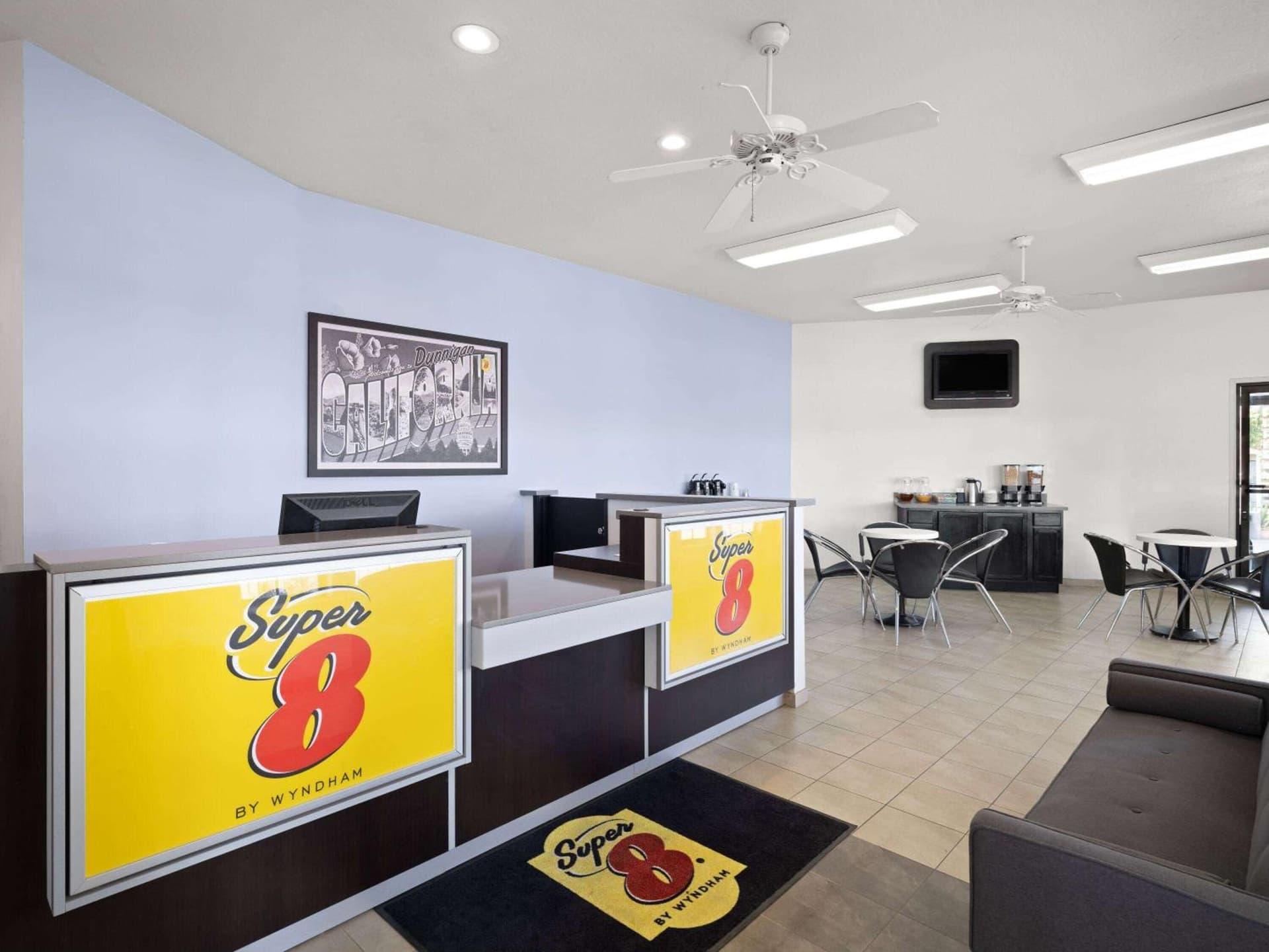Super 8 by Wyndham Dunnigan interior in Dunnigan, CA — gallery photo 2